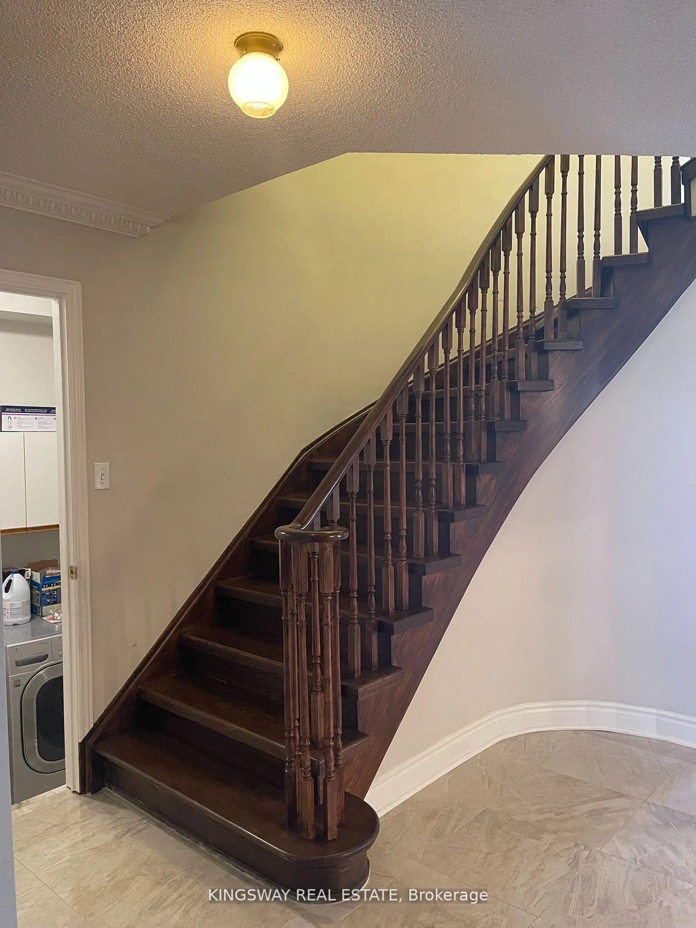 Photo 3 of Unit Main, 5933 Hemingway Road, Mississauga, Central Erin Mills — HOMEH