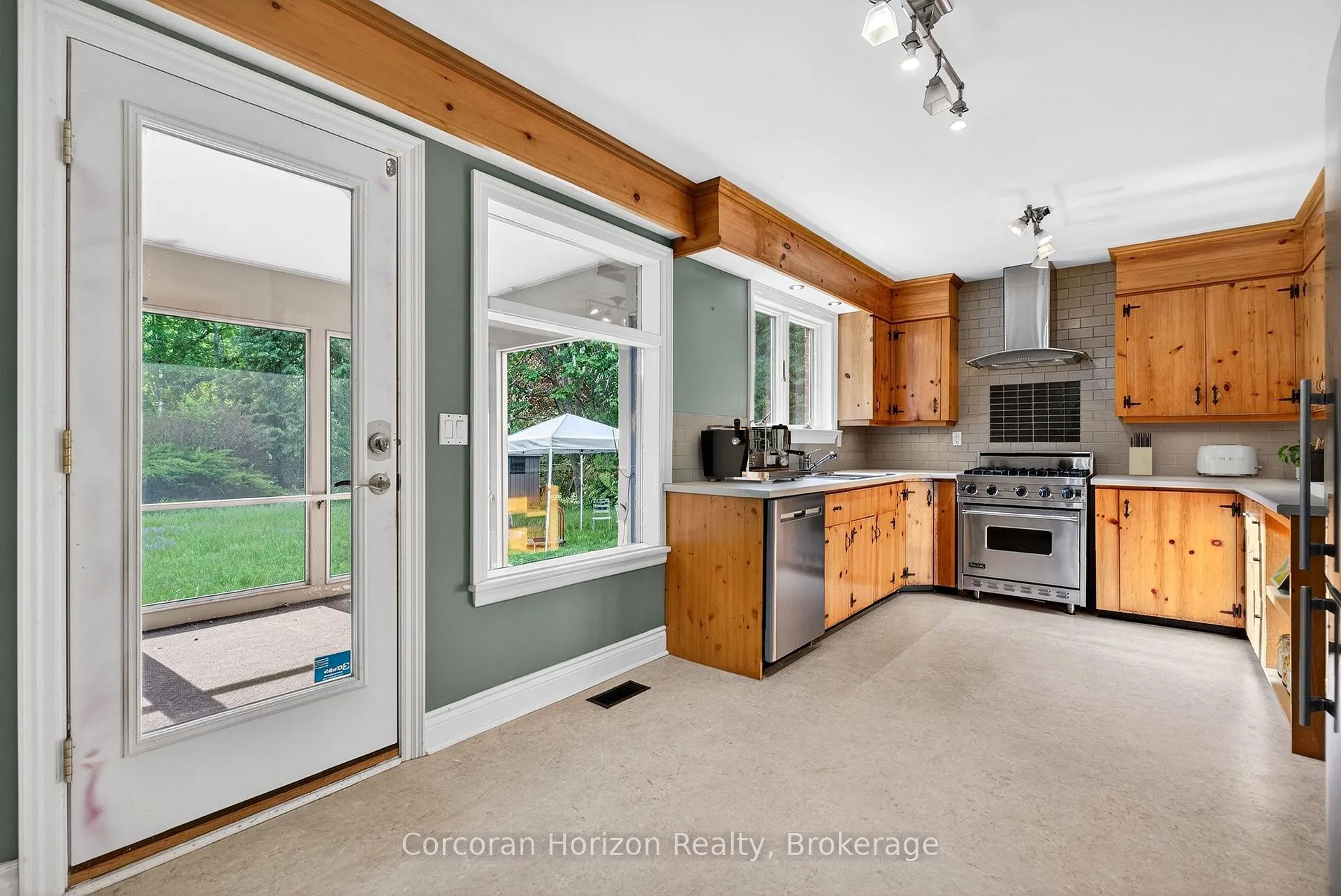 Photo 15 of 110 Mansfield Drive, Hamilton, Ancaster — HOMEH