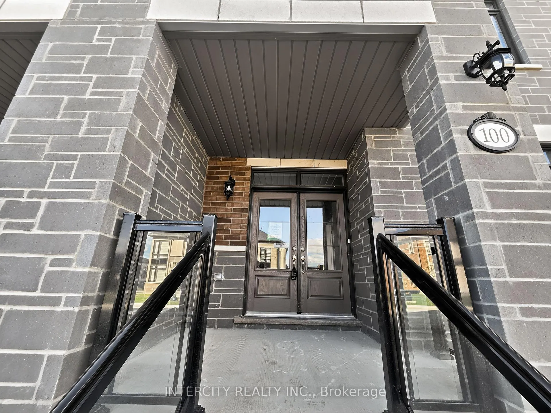 Photo 2 of 100 Grassbank Road, Brampton, Sandringham-Wellington North — HOMEH