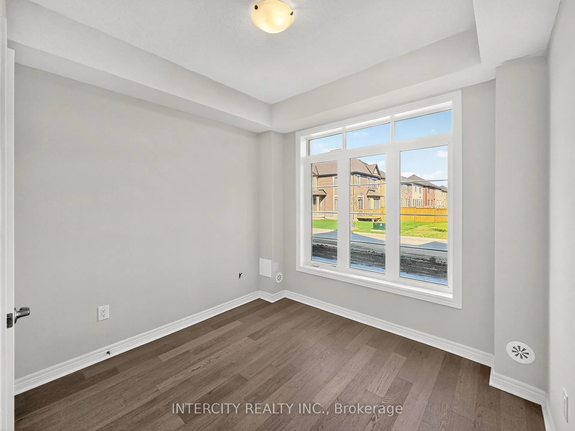 Photo 3 of 100 Grassbank Road, Brampton, Sandringham-Wellington North — HOMEH
