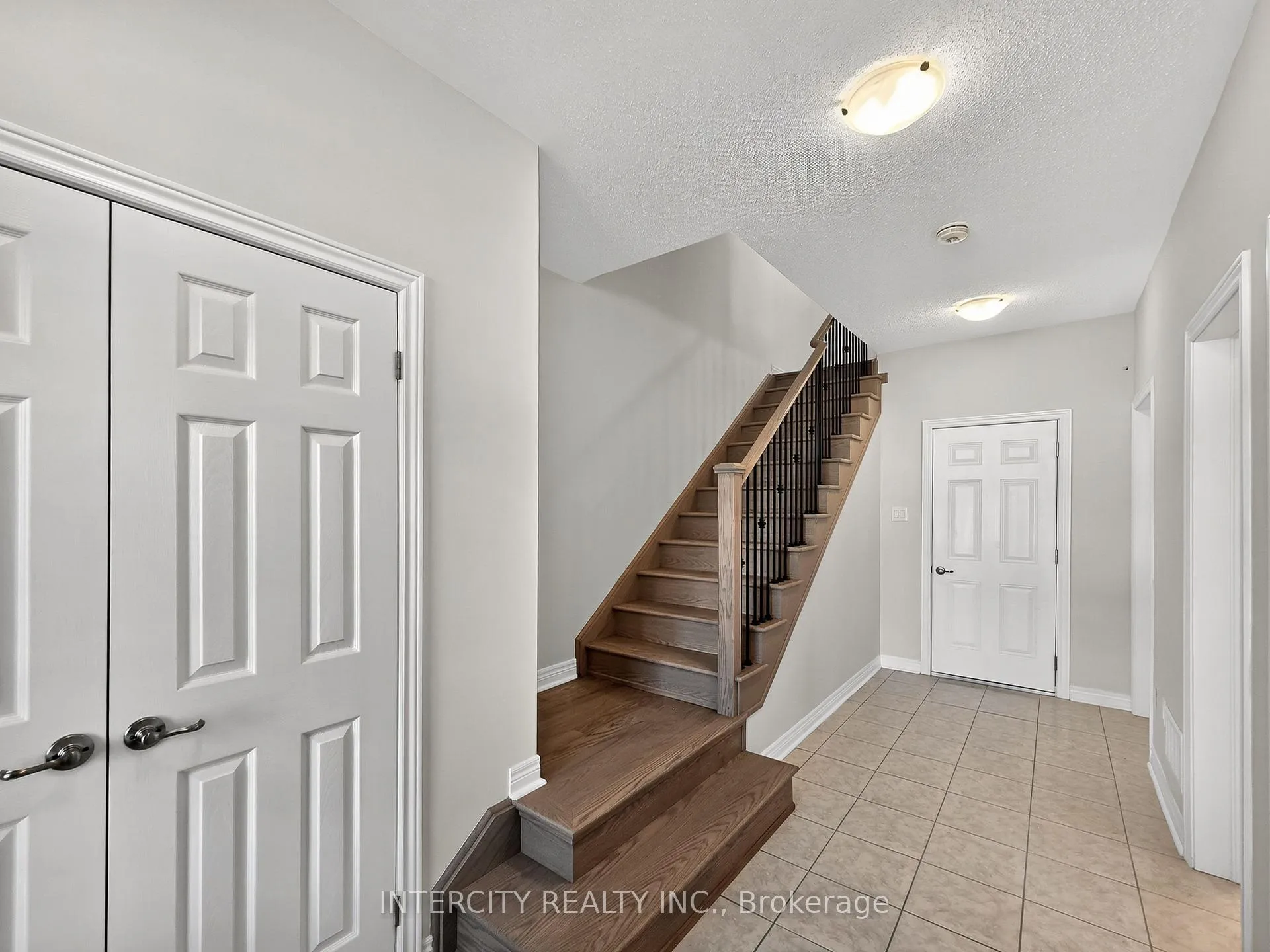 Photo 6 of 100 Grassbank Road, Brampton, Sandringham-Wellington North — HOMEH