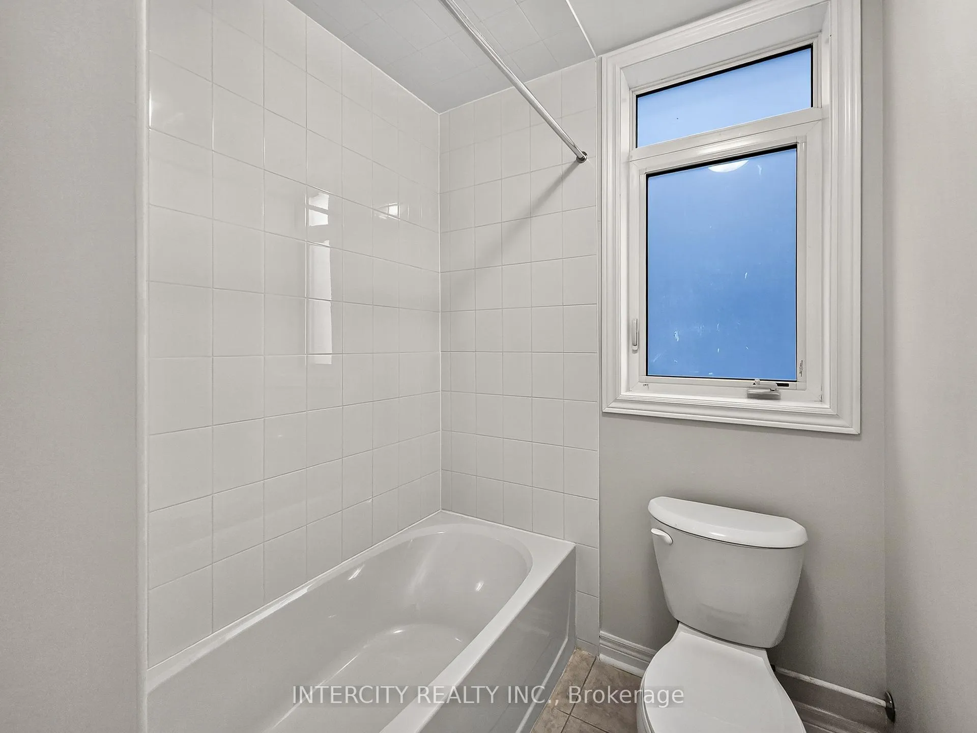 Photo 7 of 100 Grassbank Road, Brampton, Sandringham-Wellington North — HOMEH