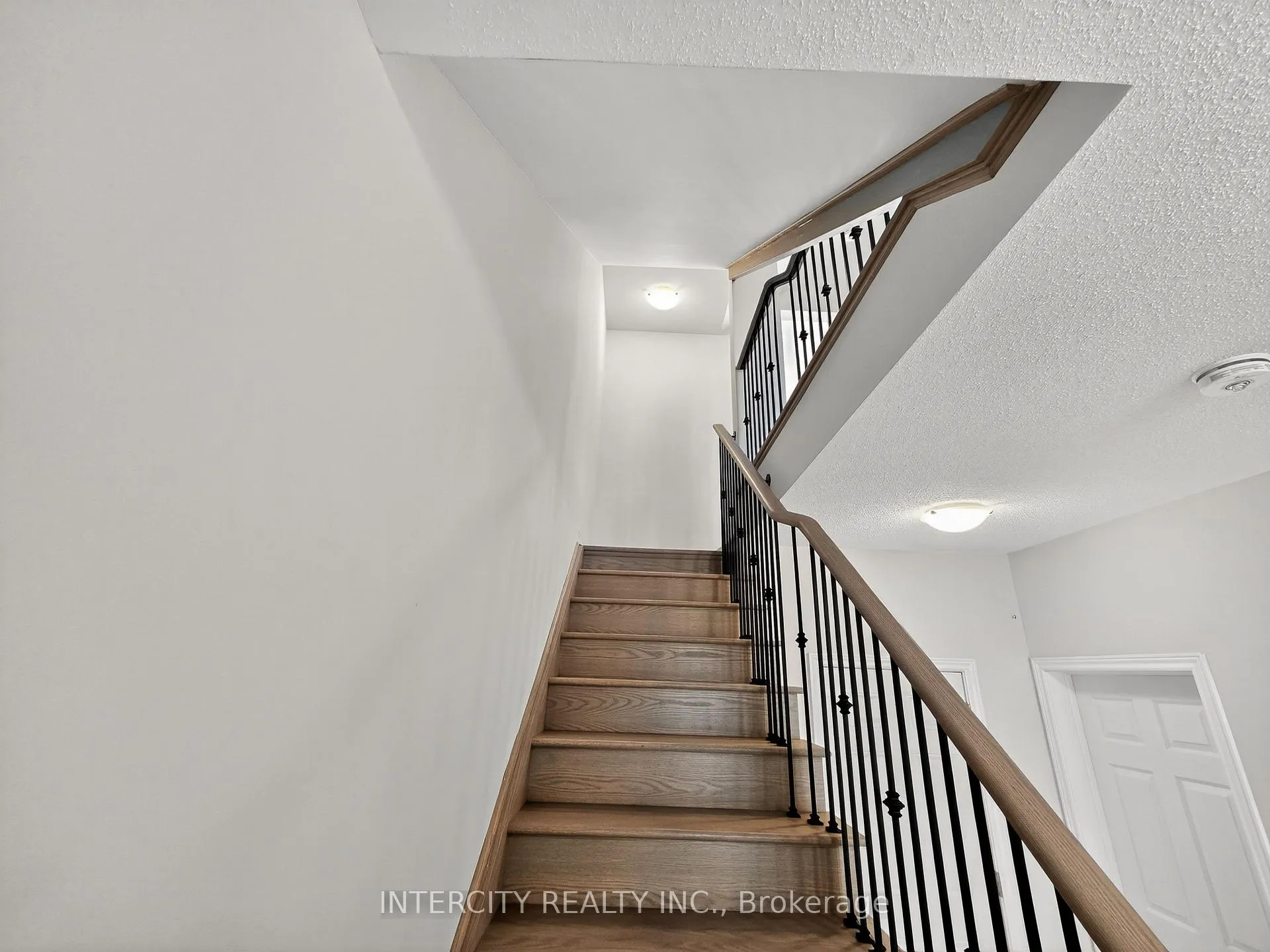 Photo 9 of 100 Grassbank Road, Brampton, Sandringham-Wellington North — HOMEH