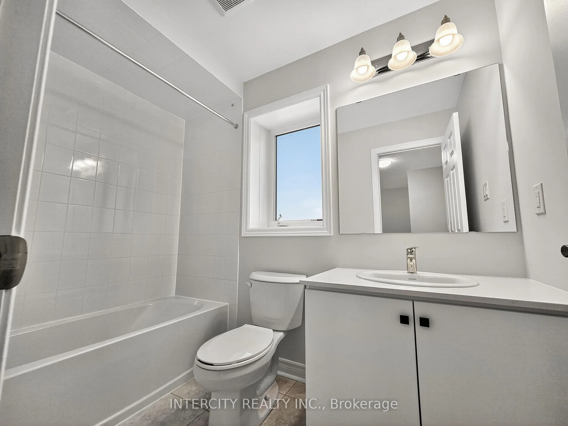 Photo 33 of 100 Grassbank Road, Brampton, Sandringham-Wellington North — HOMEH