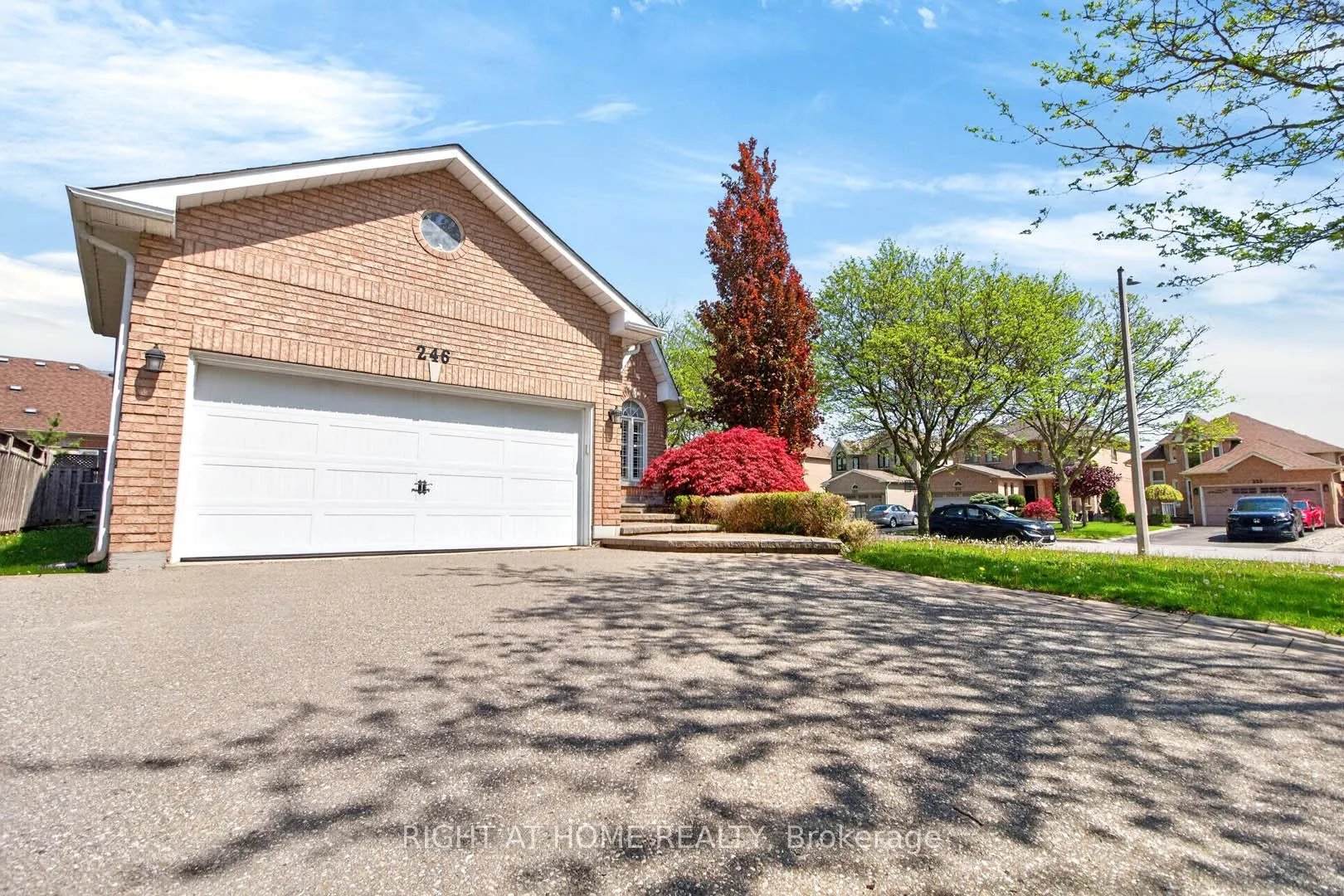Photo 3 of 246 Caproni Drive, Vaughan, Maple — HOMEH