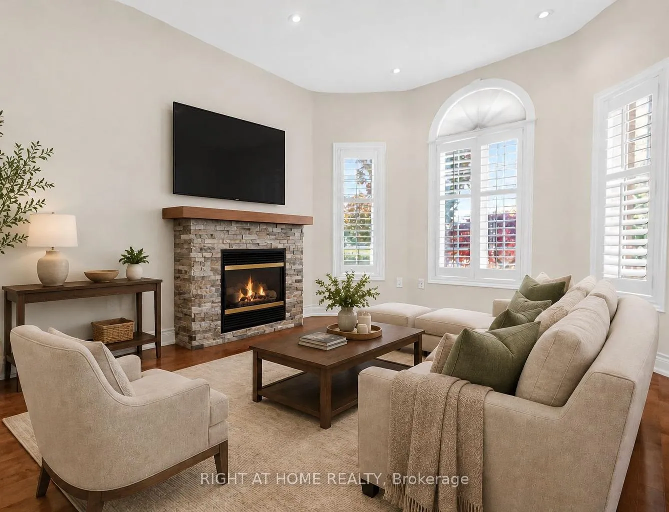 Photo 5 of 246 Caproni Drive, Vaughan, Maple — HOMEH