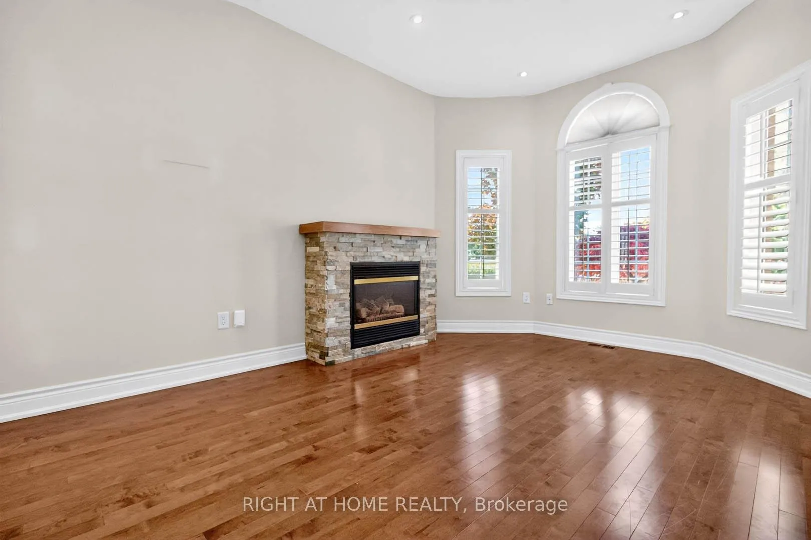 Photo 6 of 246 Caproni Drive, Vaughan, Maple — HOMEH