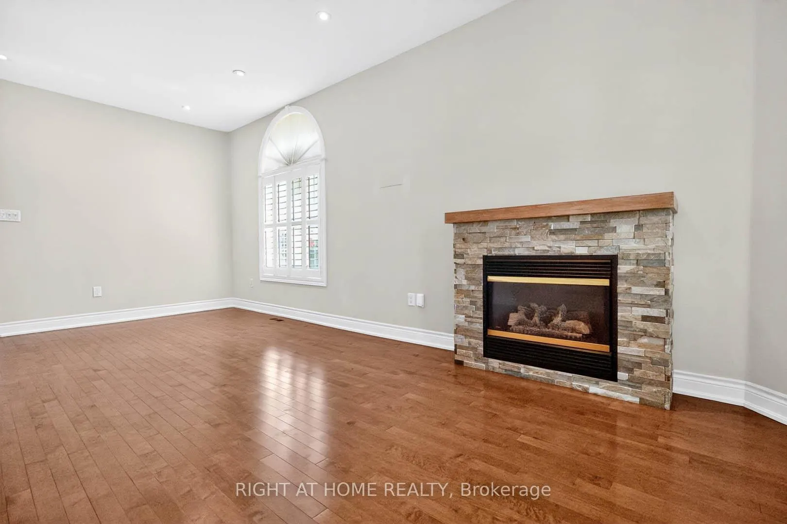 Photo 7 of 246 Caproni Drive, Vaughan, Maple — HOMEH