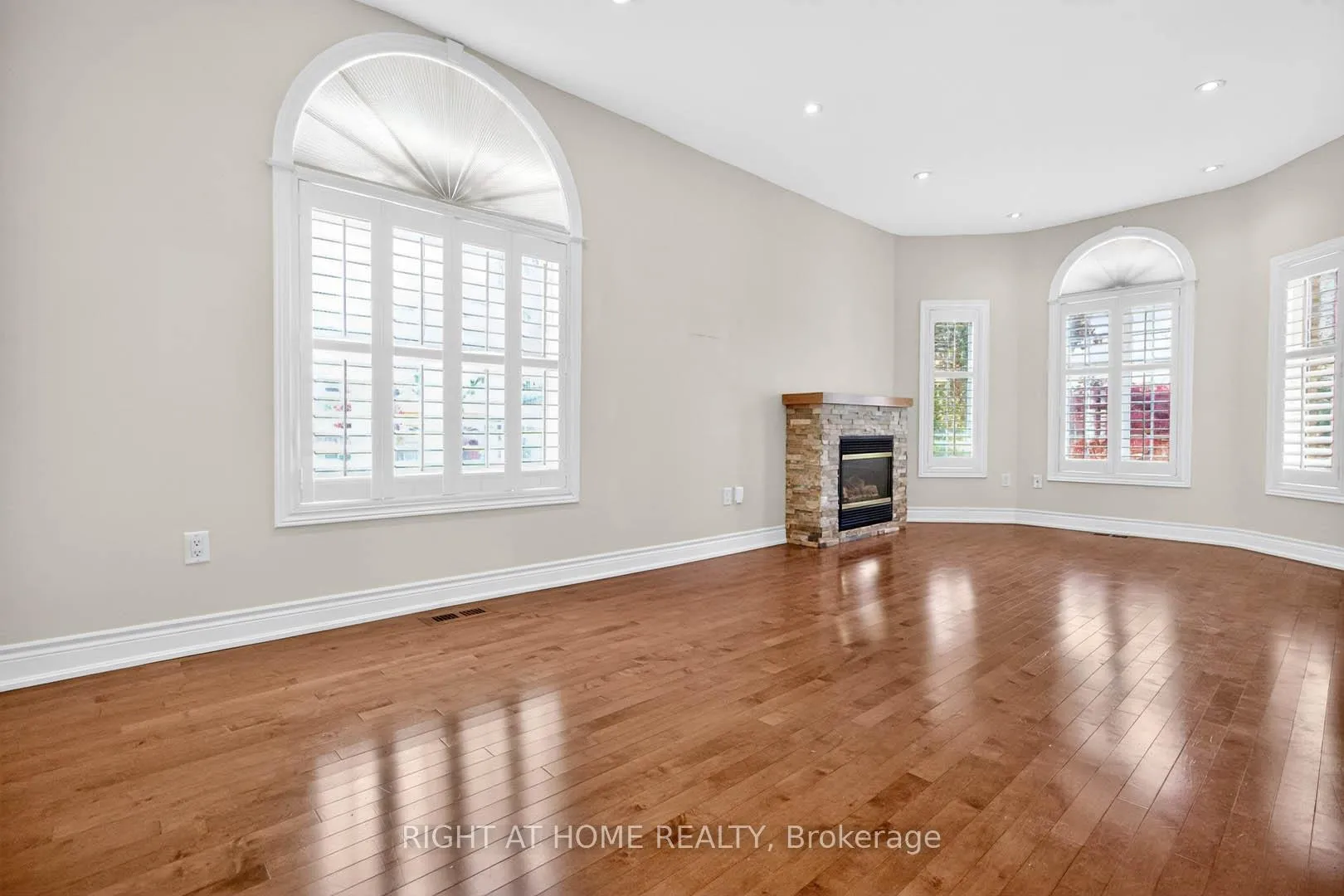 Photo 9 of 246 Caproni Drive, Vaughan, Maple — HOMEH