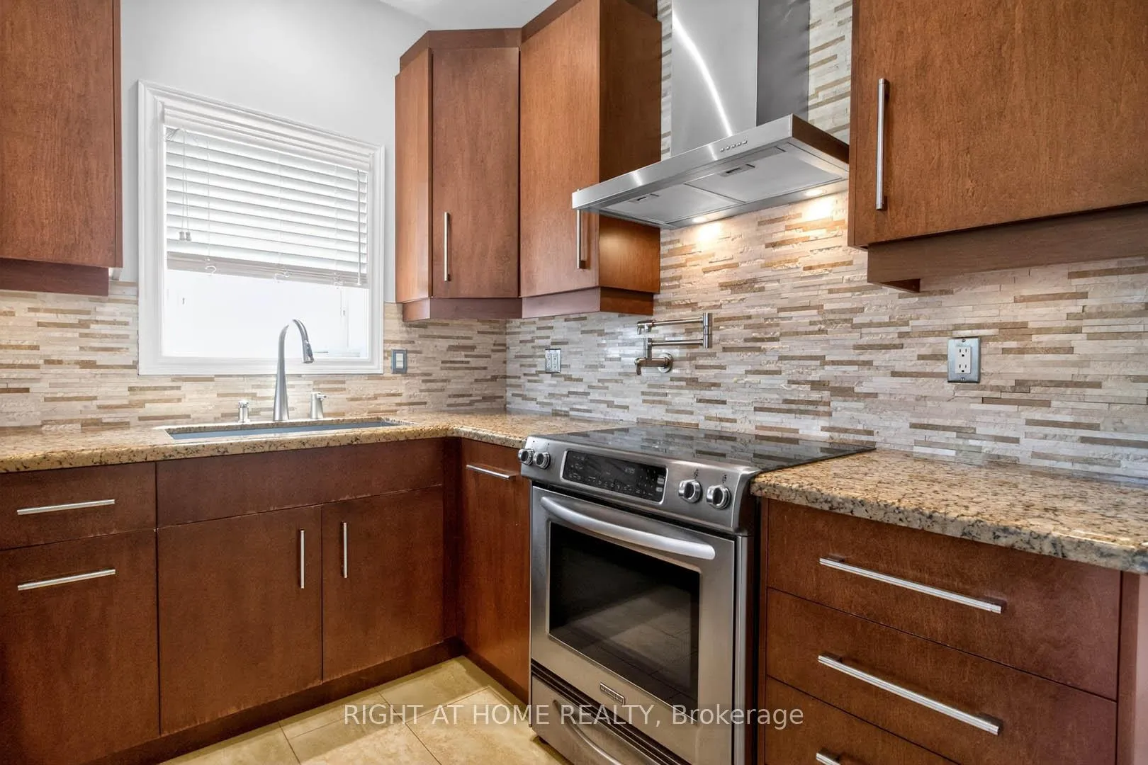 Photo 10 of 246 Caproni Drive, Vaughan, Maple — HOMEH