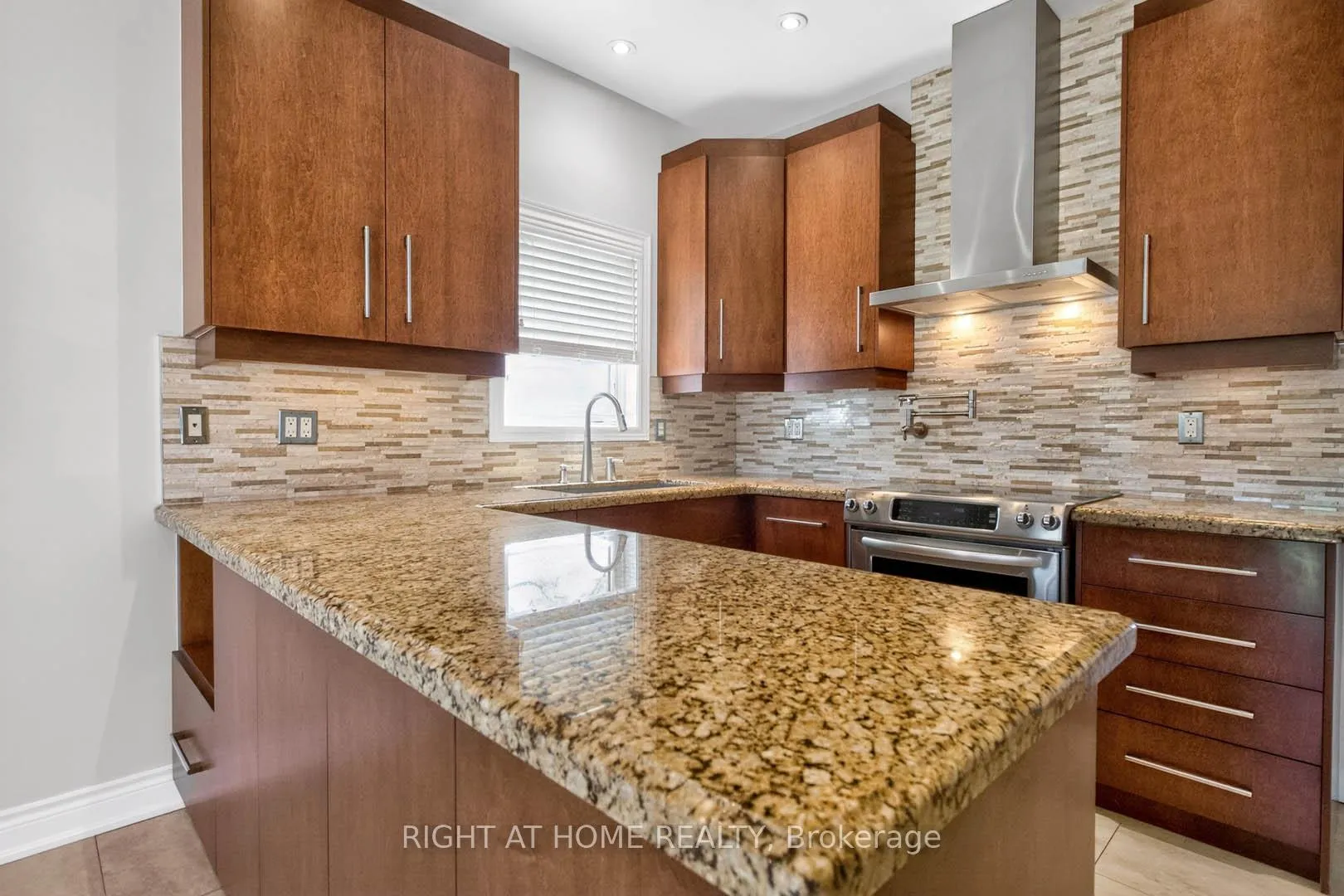 Photo 11 of 246 Caproni Drive, Vaughan, Maple — HOMEH