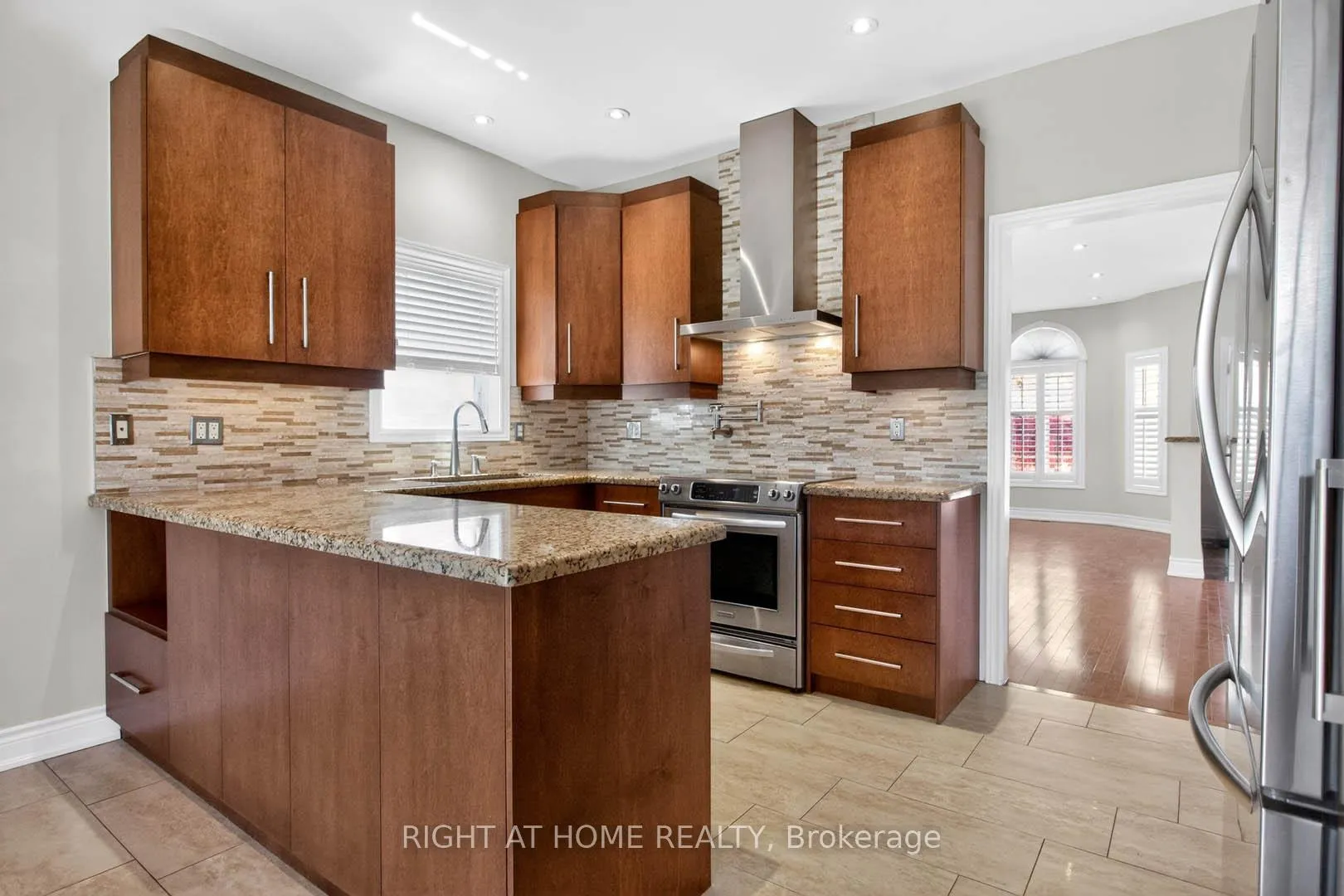 Photo 12 of 246 Caproni Drive, Vaughan, Maple — HOMEH