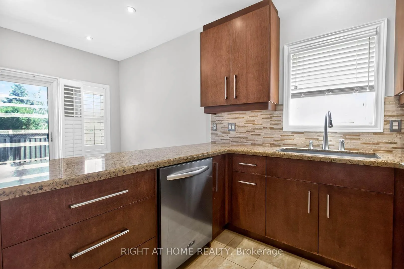 Photo 13 of 246 Caproni Drive, Vaughan, Maple — HOMEH