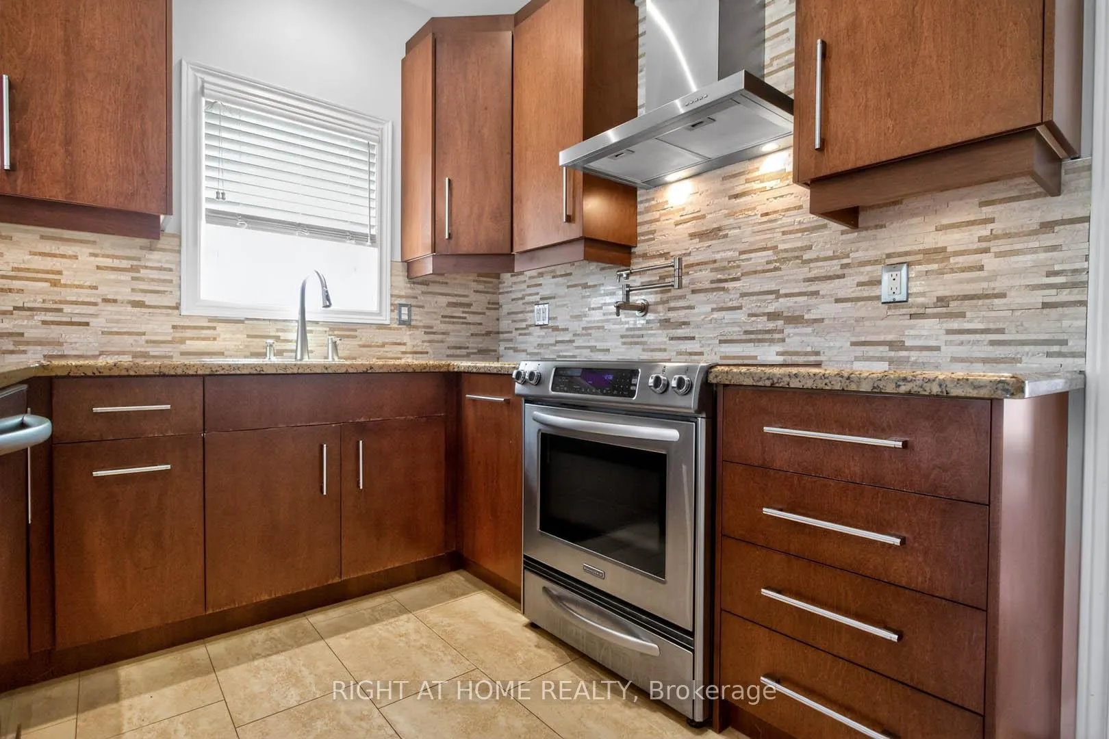 Photo 14 of 246 Caproni Drive, Vaughan, Maple — HOMEH