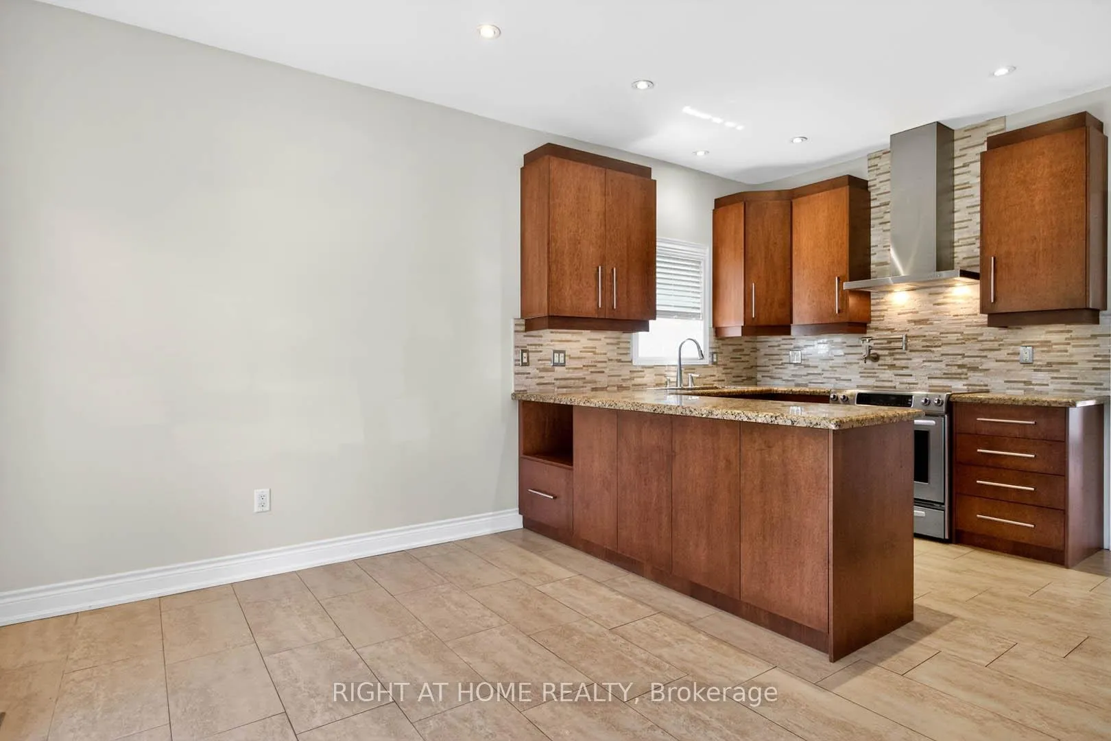 Photo 16 of 246 Caproni Drive, Vaughan, Maple — HOMEH