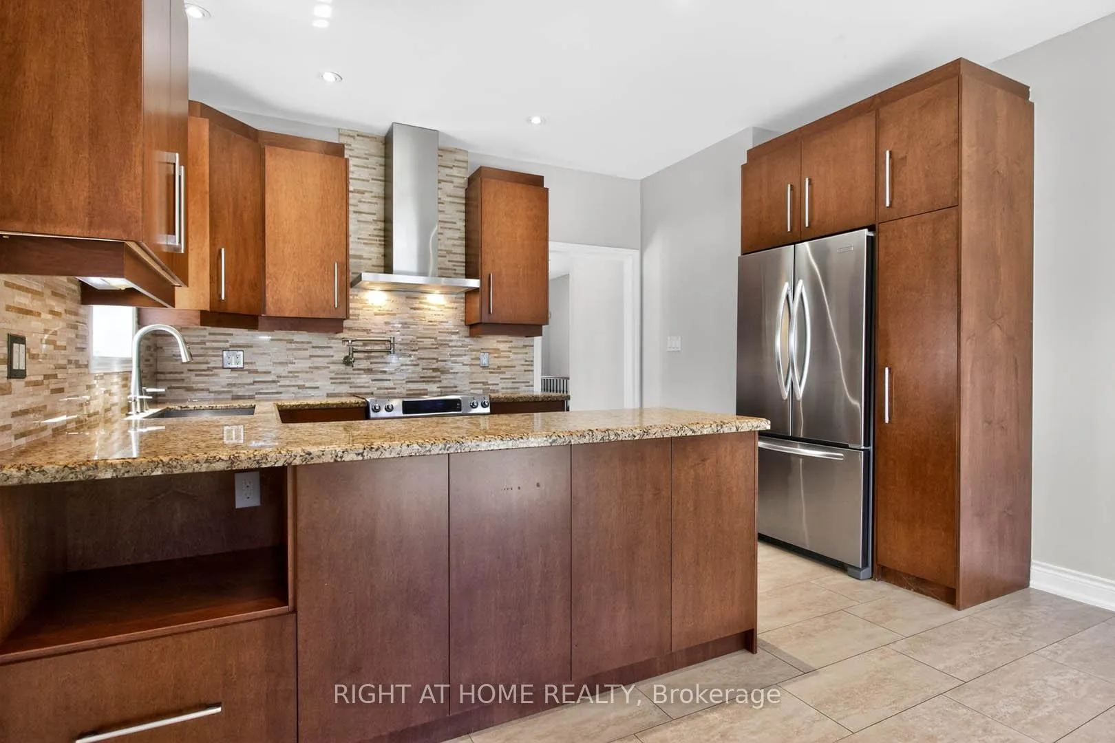 Photo 17 of 246 Caproni Drive, Vaughan, Maple — HOMEH