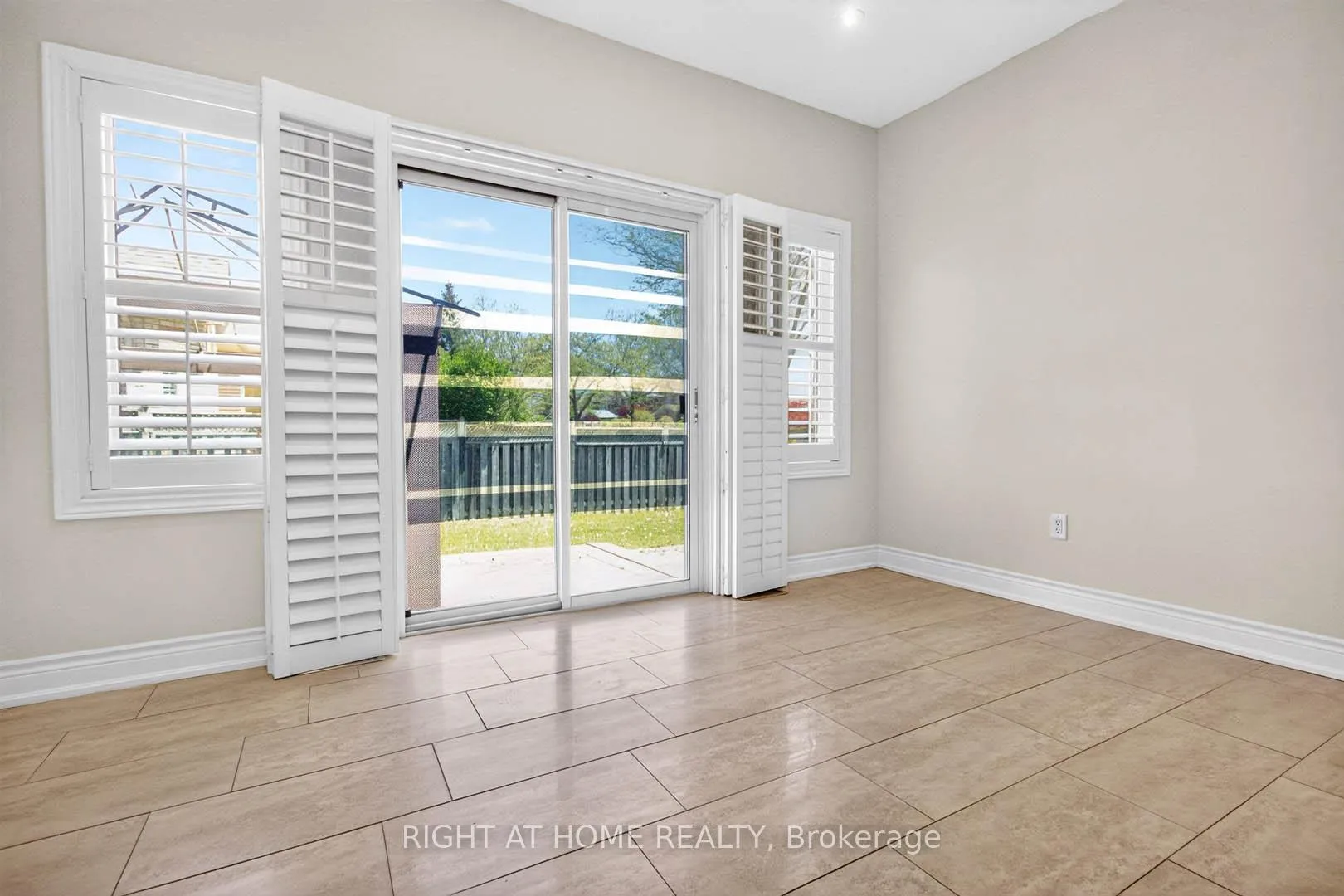 Photo 19 of 246 Caproni Drive, Vaughan, Maple — HOMEH