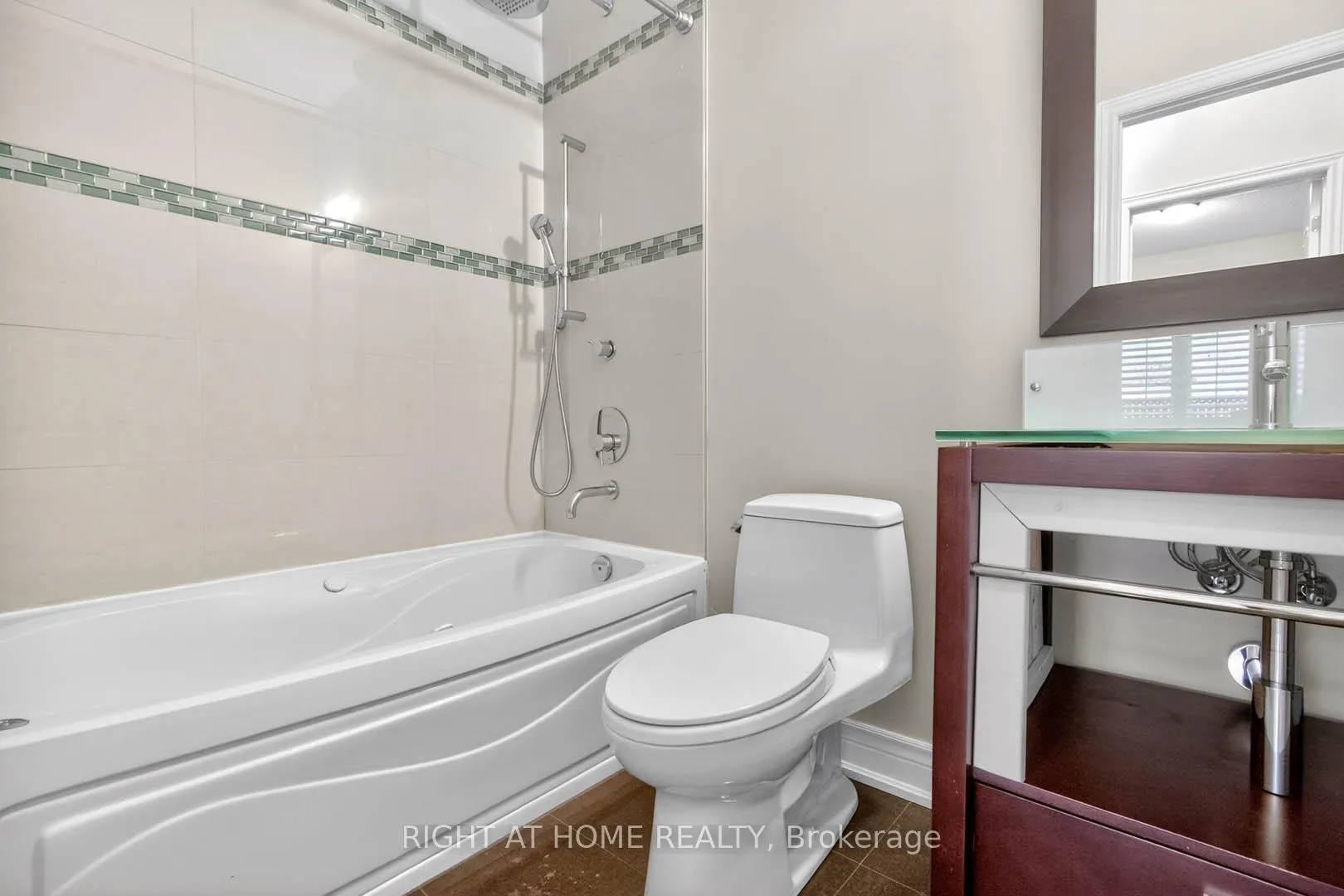 Photo 27 of 246 Caproni Drive, Vaughan, Maple — HOMEH