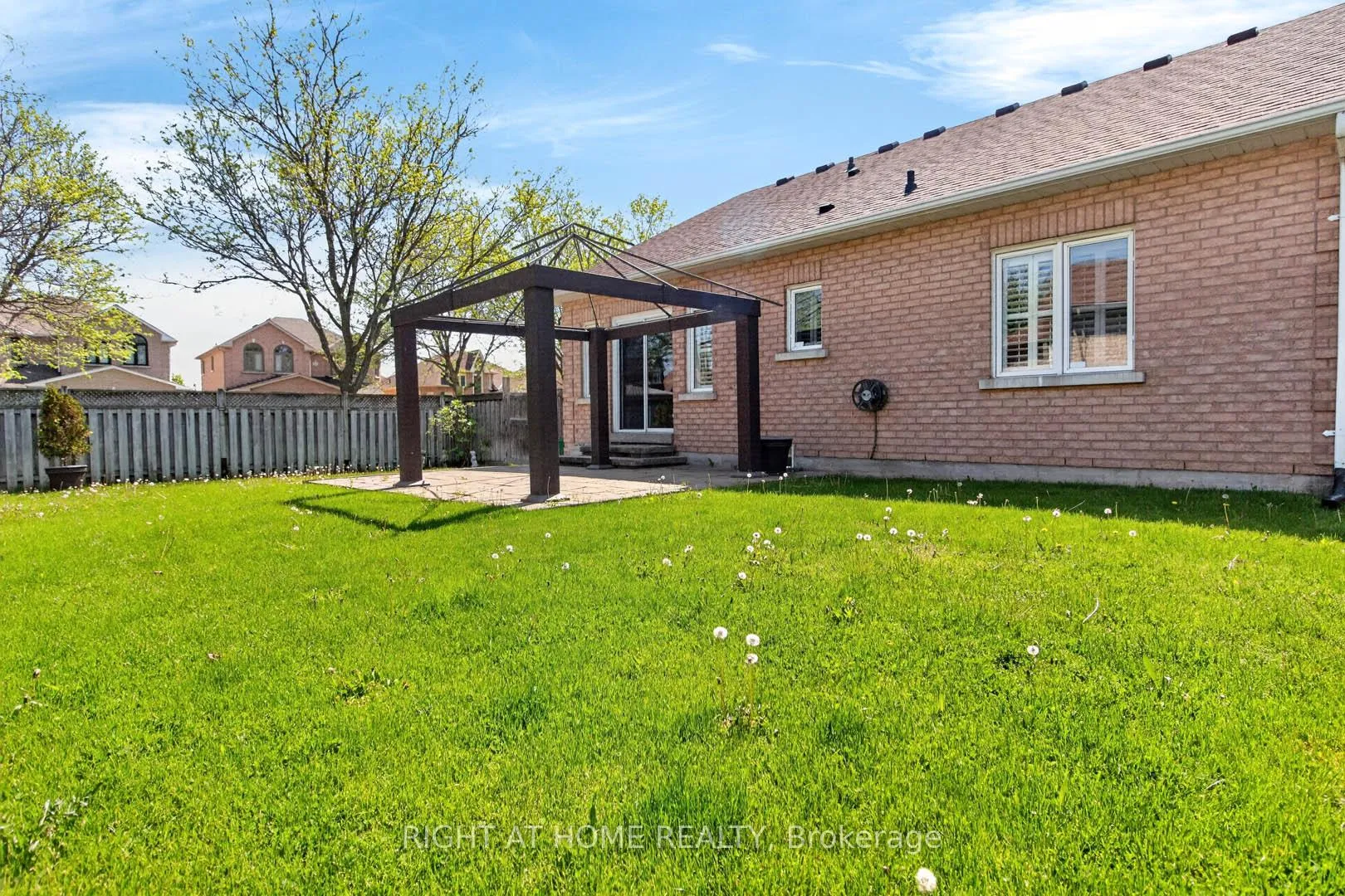 Photo 34 of 246 Caproni Drive, Vaughan, Maple — HOMEH