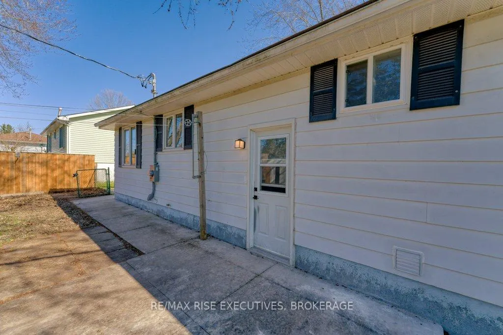 Photo 3 of Unit 2, 795 Aylmer Crescent, Kingston, South of Taylor-Kidd Blvd — HOMEH