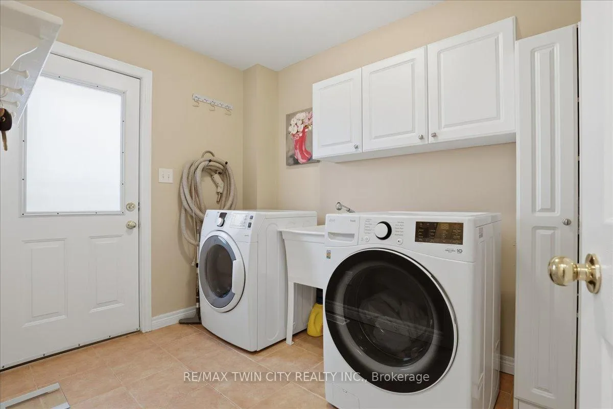 Photo 10 of 151 Decaro Crescent, Cambridge, Hespeler Village — HOMEH