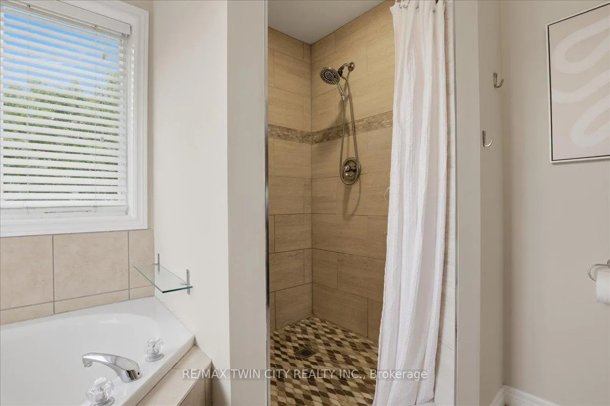 Photo 24 of 151 Decaro Crescent, Cambridge, Hespeler Village — HOMEH