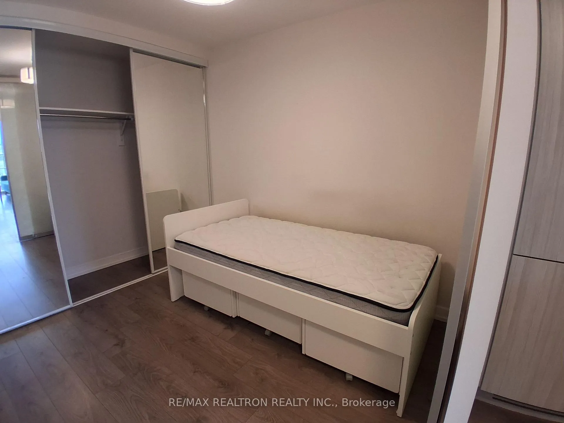 Photo 10 of Unit 821, 297 College Street, Toronto, Kensington-Chinatown — HOMEH