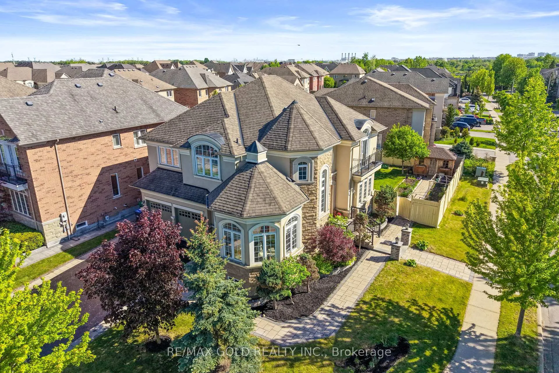 Photo 3 of 18 Hampton Springs Drive, Brampton, Bram East — HOMEH