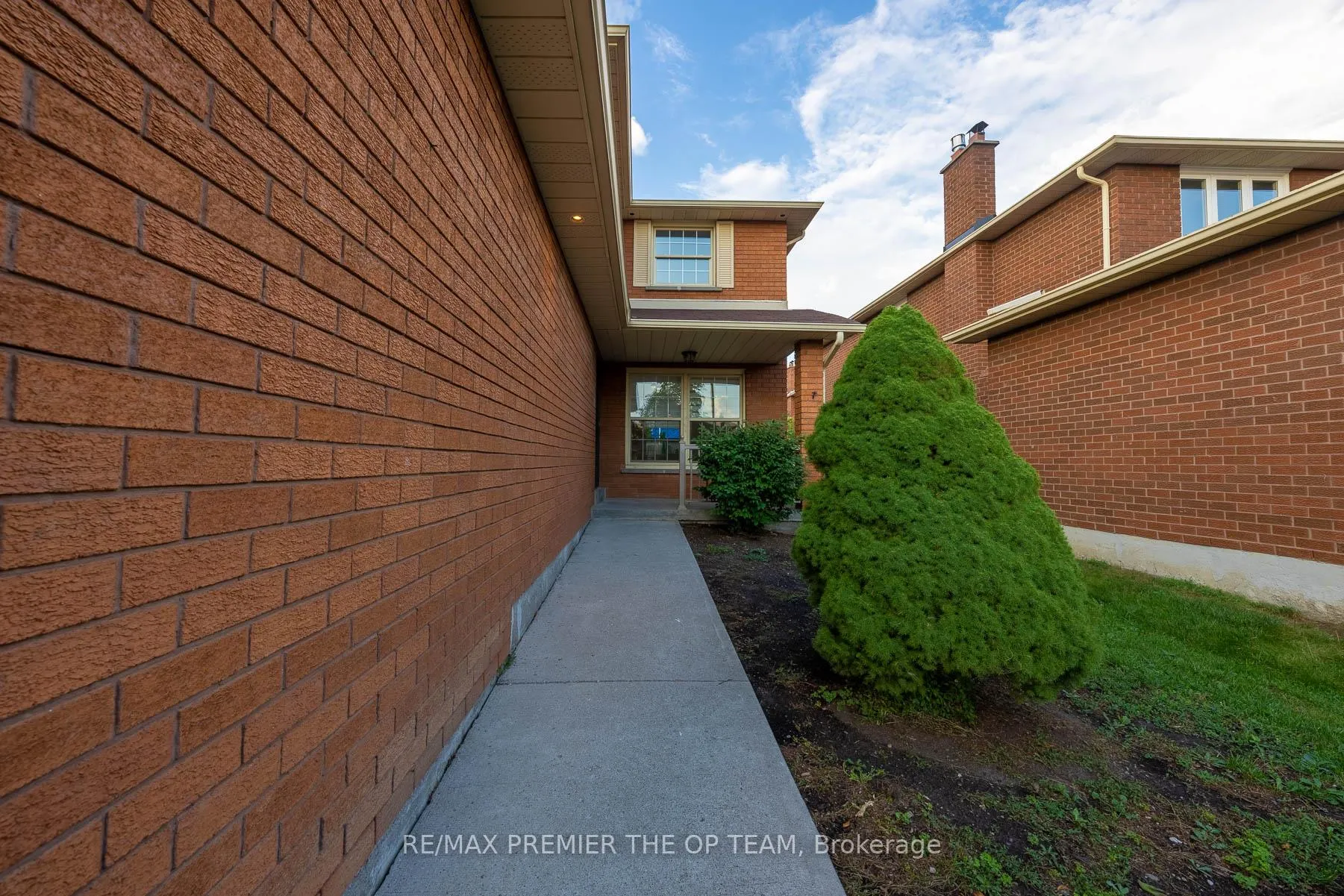 Photo 3 of 79 Governor Crescent, Vaughan, East Woodbridge — HOMEH