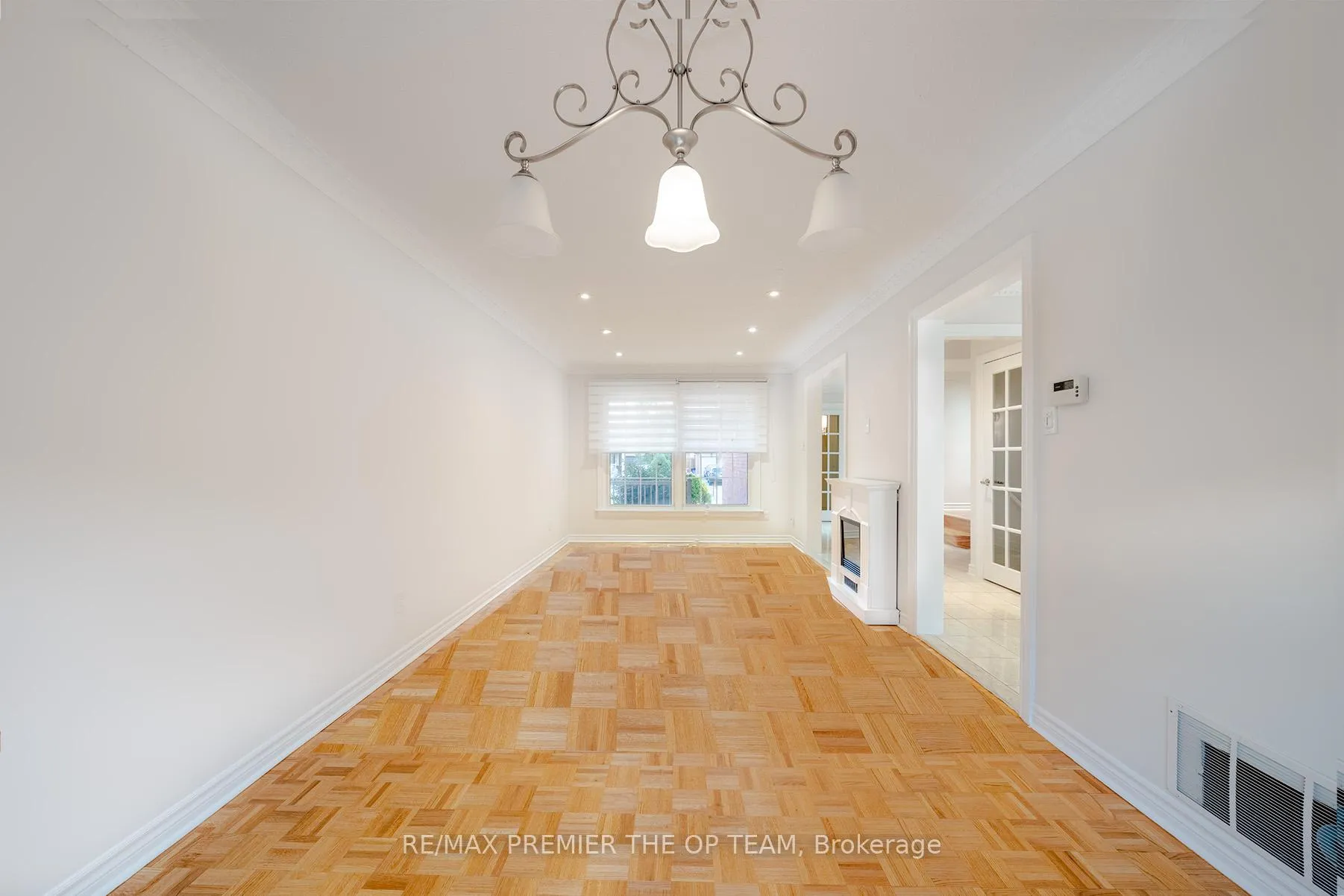 Photo 7 of 79 Governor Crescent, Vaughan, East Woodbridge — HOMEH
