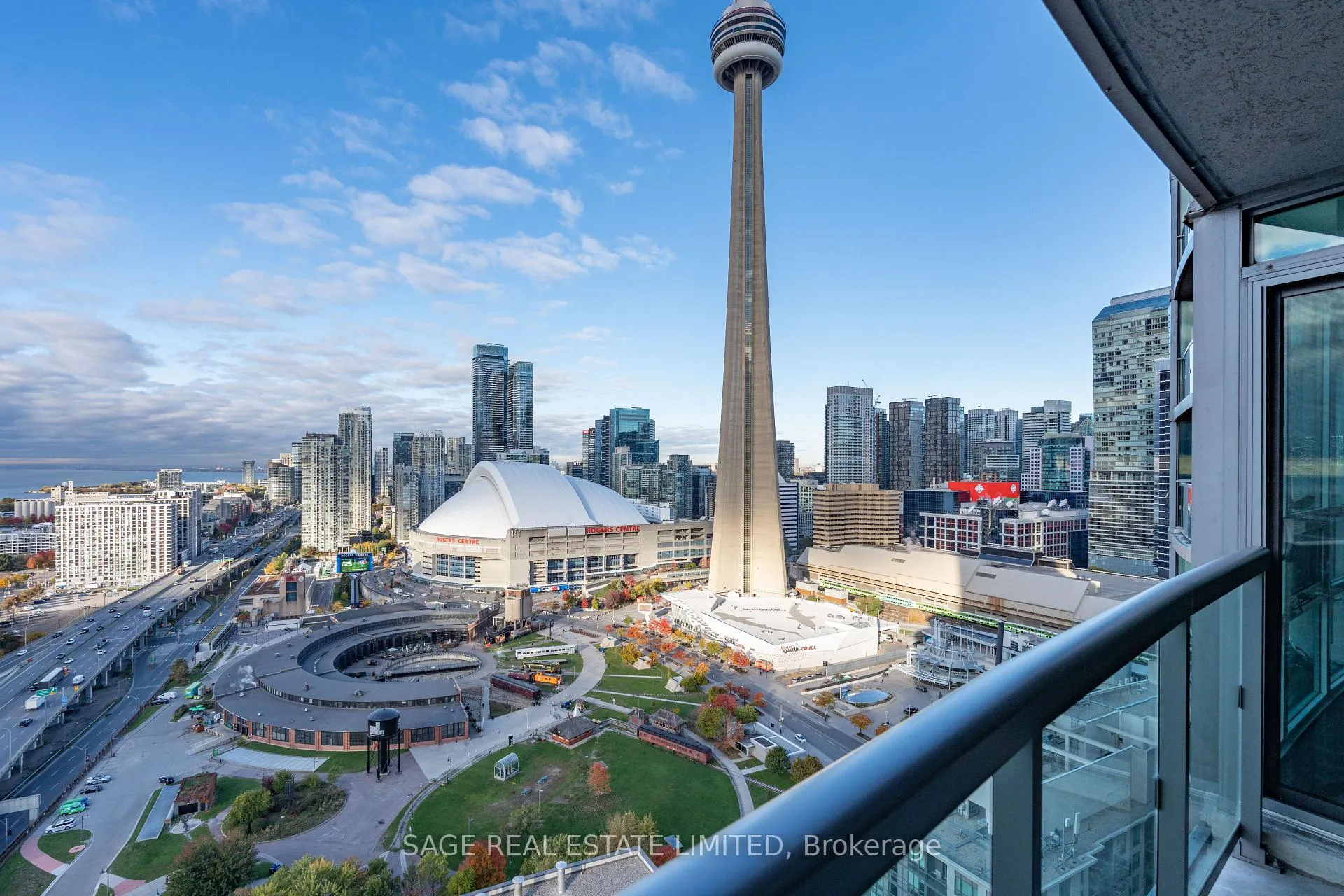 Front of Unit 3712, 19 Grand Trunk Crescent