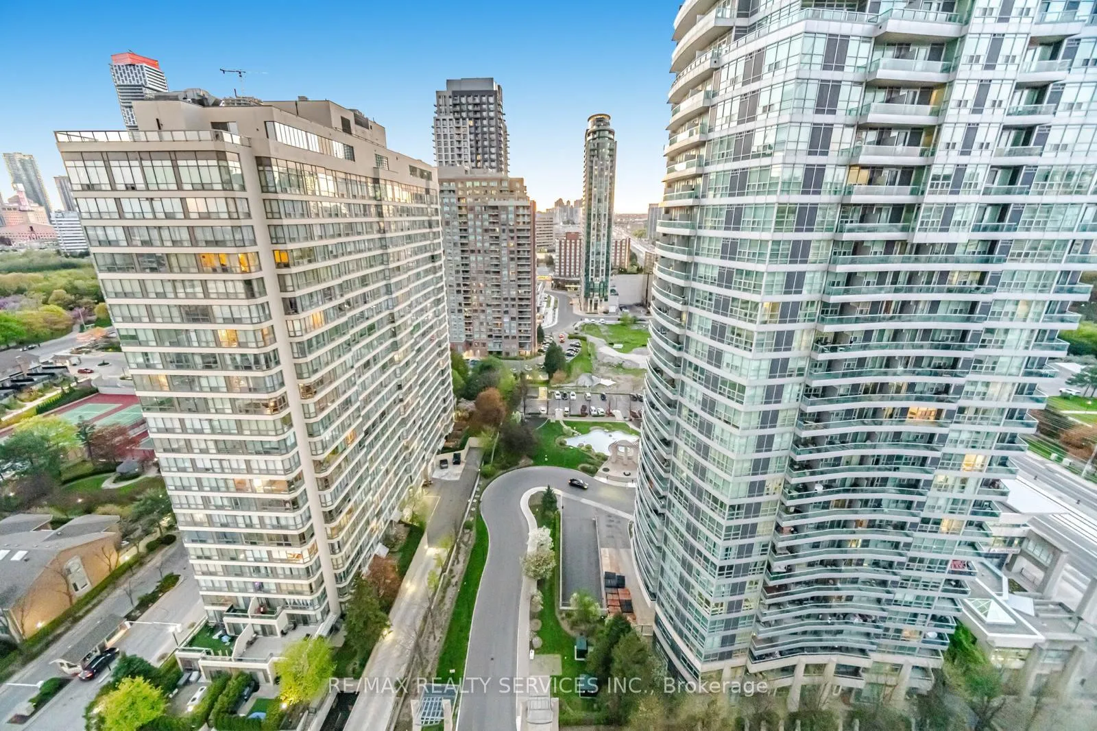 Front of Unit 1811, 30 Elm Drive W