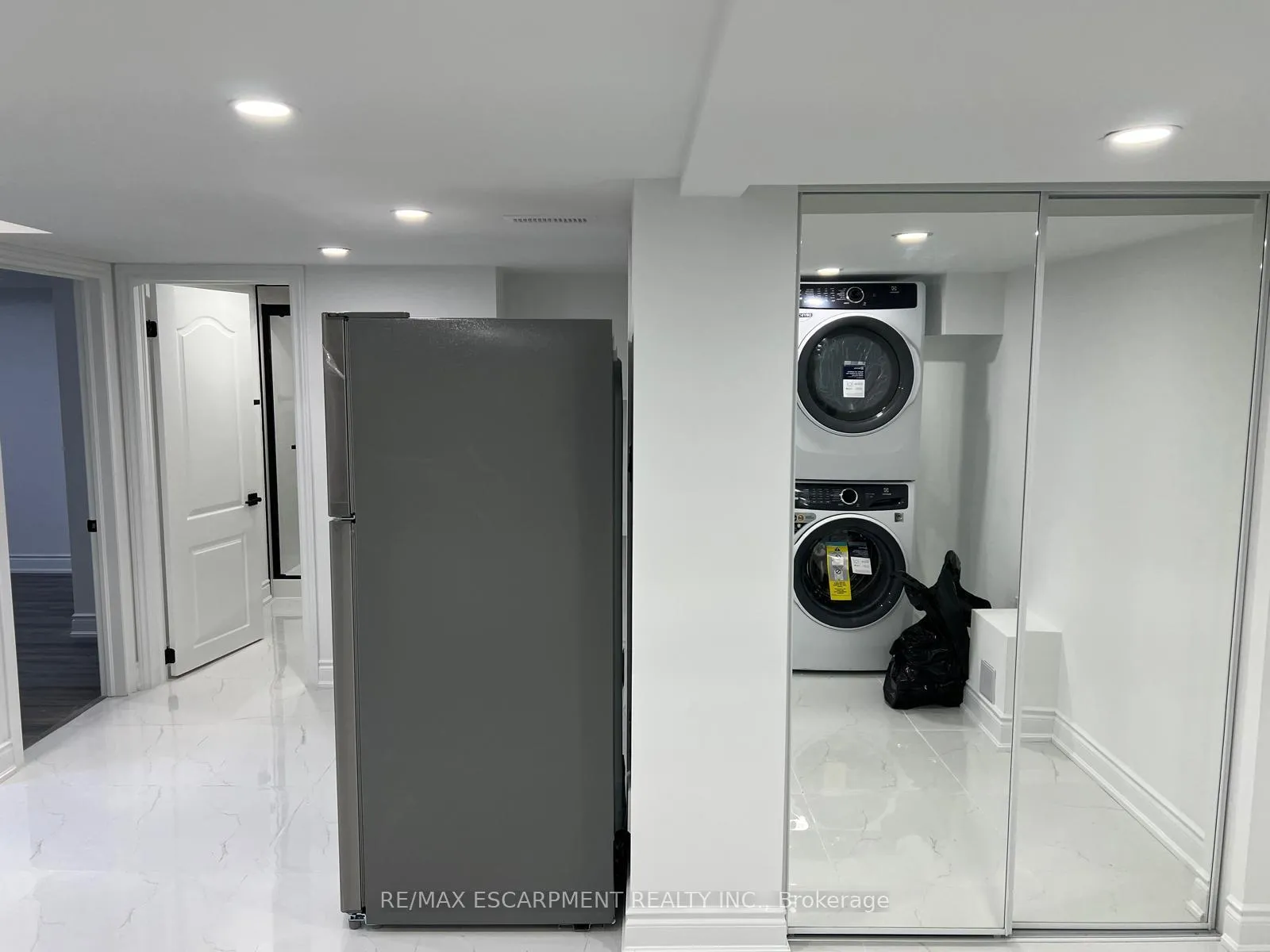 Photo 2 of Unit BASEMENT, 40 Pagebrook Crescent, Hamilton, Stoney Creek Mountain — HOMEH