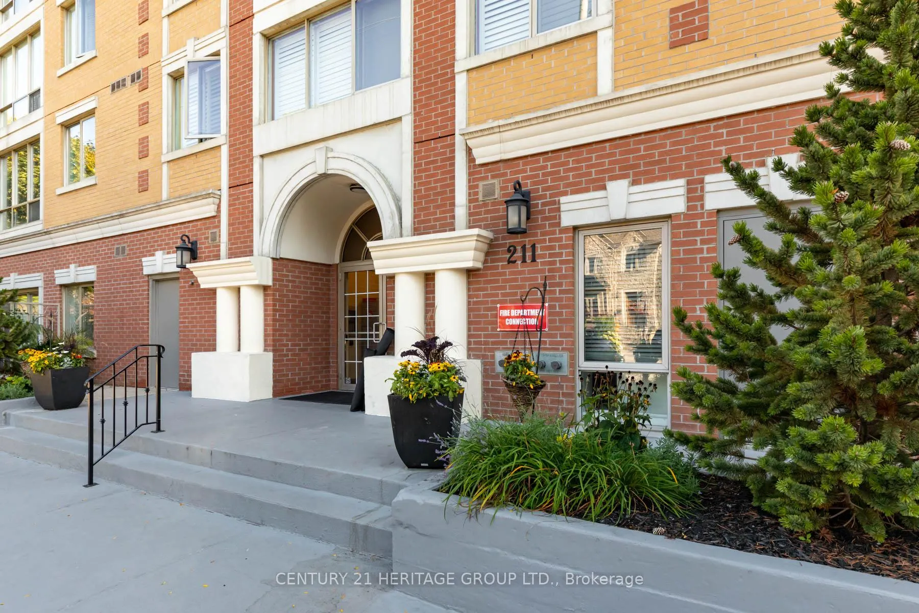 Photo 2 of Unit 405, 211 Randolph Road, Toronto, Leaside — HOMEH