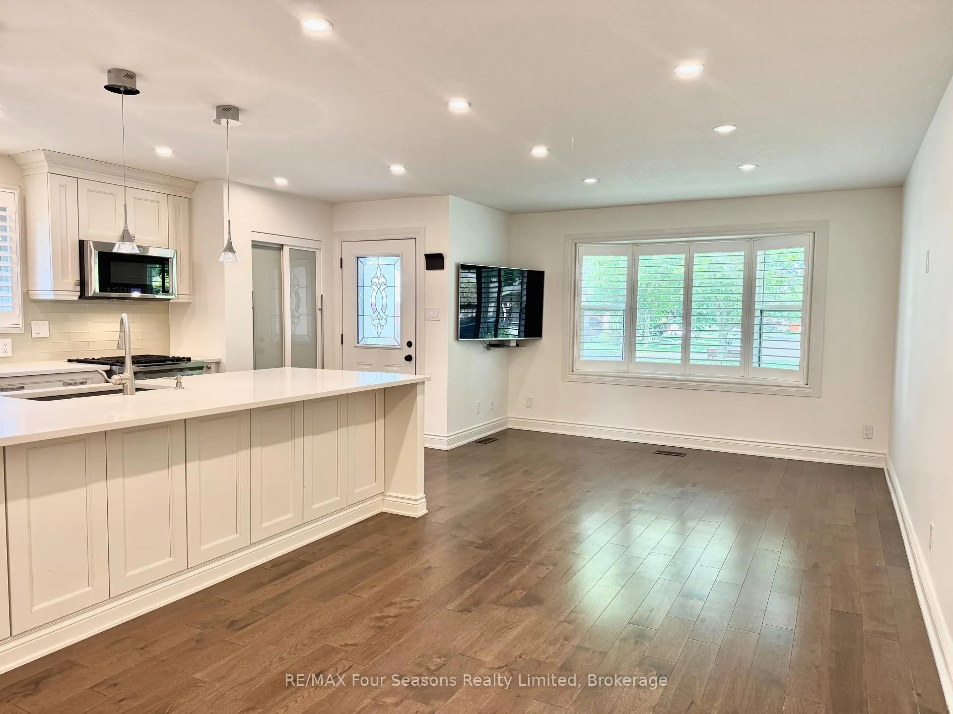 Photo 3 of 51 Carlyle Place, Kitchener — HOMEH