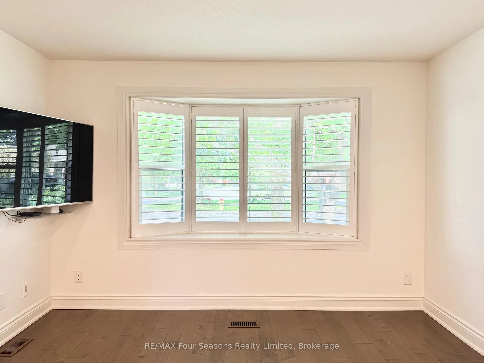 Photo 4 of 51 Carlyle Place, Kitchener — HOMEH