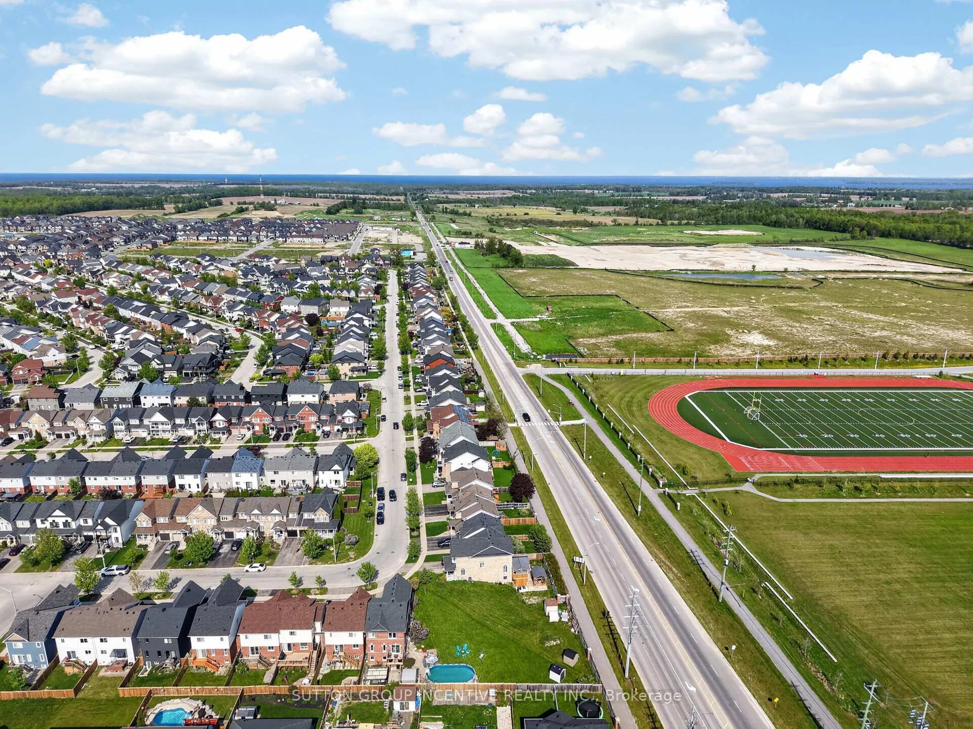 Photo 37 of 60 Succession Crescent, Barrie, Innis-Shore — HOMEH