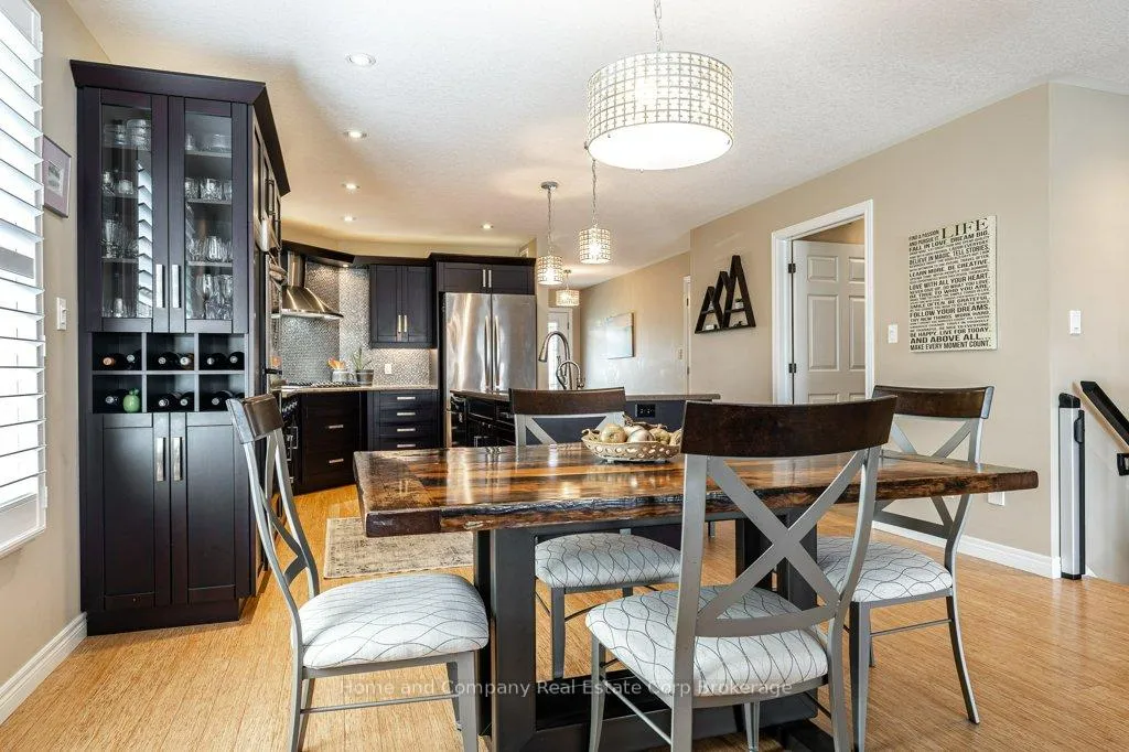 Photo 9 of 22 Findlay Place, Stratford — HOMEH