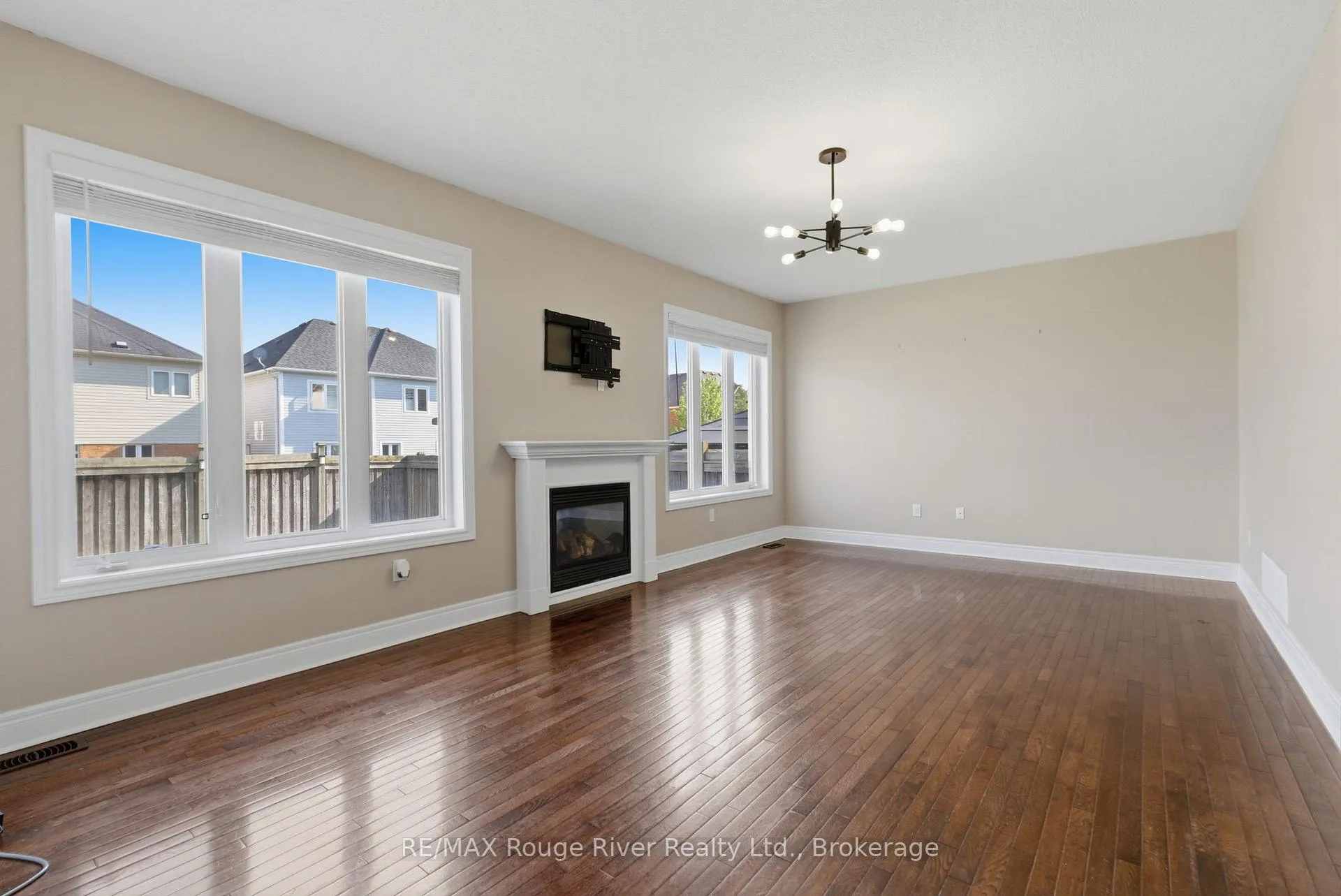 Photo 18 of 138 Kersey Crescent, Clarington, Courtice — HOMEH