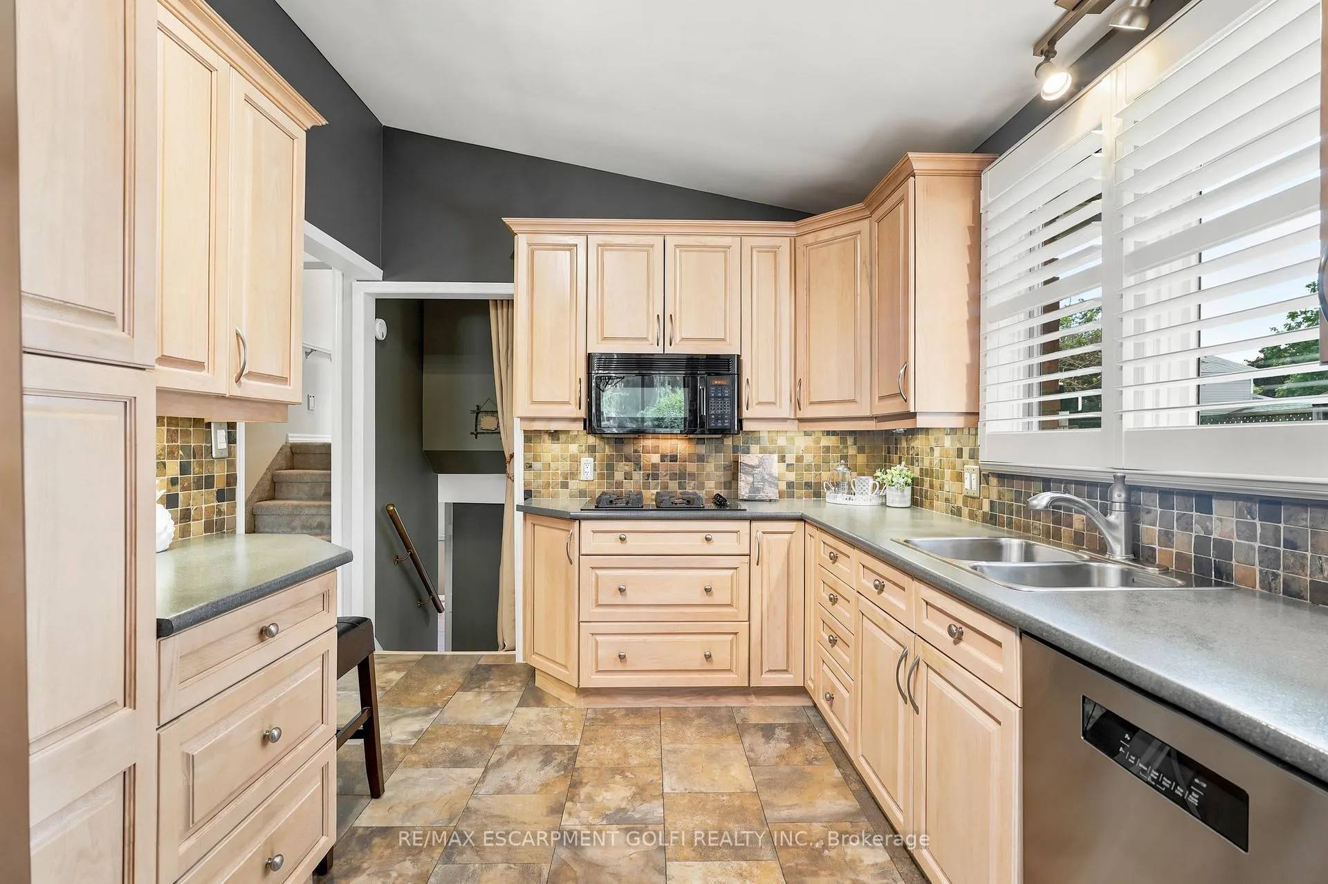 Photo 12 of 45 Tanglewood Terrace, Brantford — HOMEH
