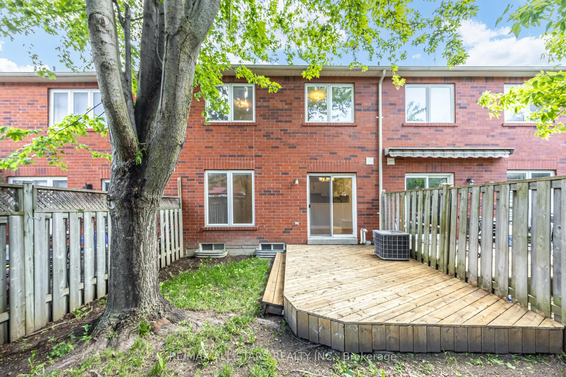 Photo 3 of 51 Playfair Road, Whitby, Downtown Whitby — HOMEH
