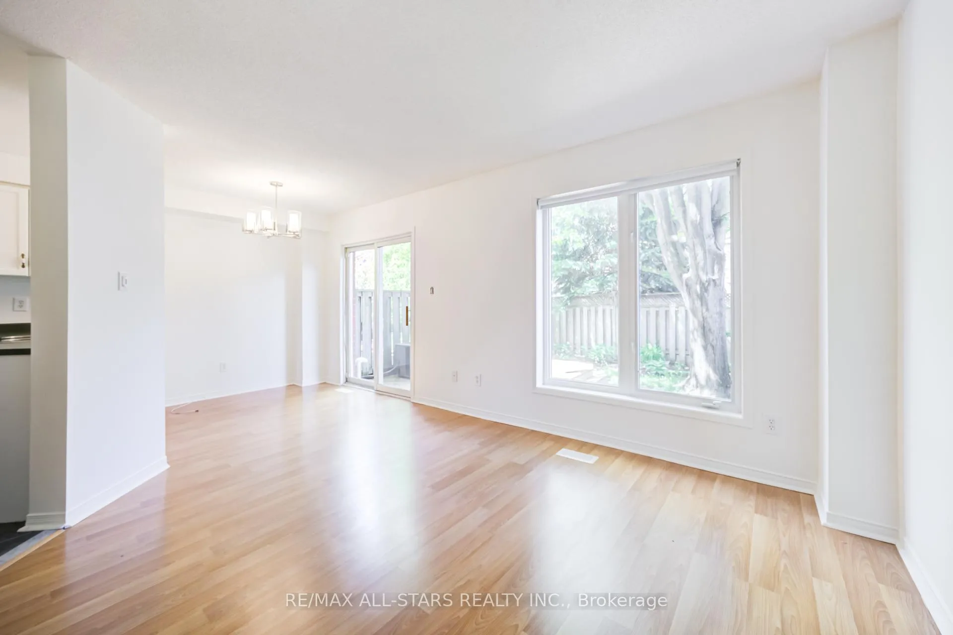 Photo 8 of 51 Playfair Road, Whitby, Downtown Whitby — HOMEH