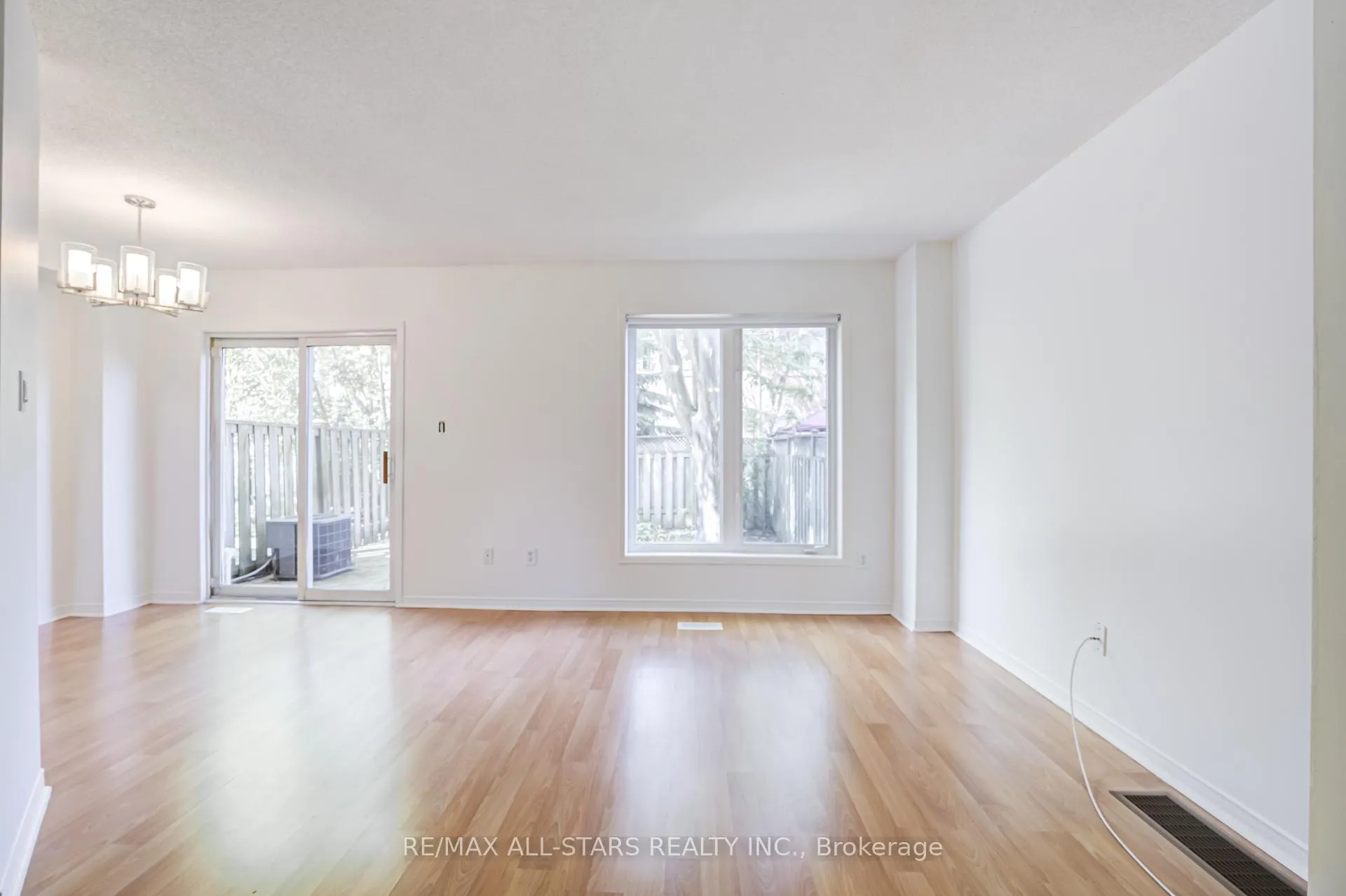 Photo 15 of 51 Playfair Road, Whitby, Downtown Whitby — HOMEH