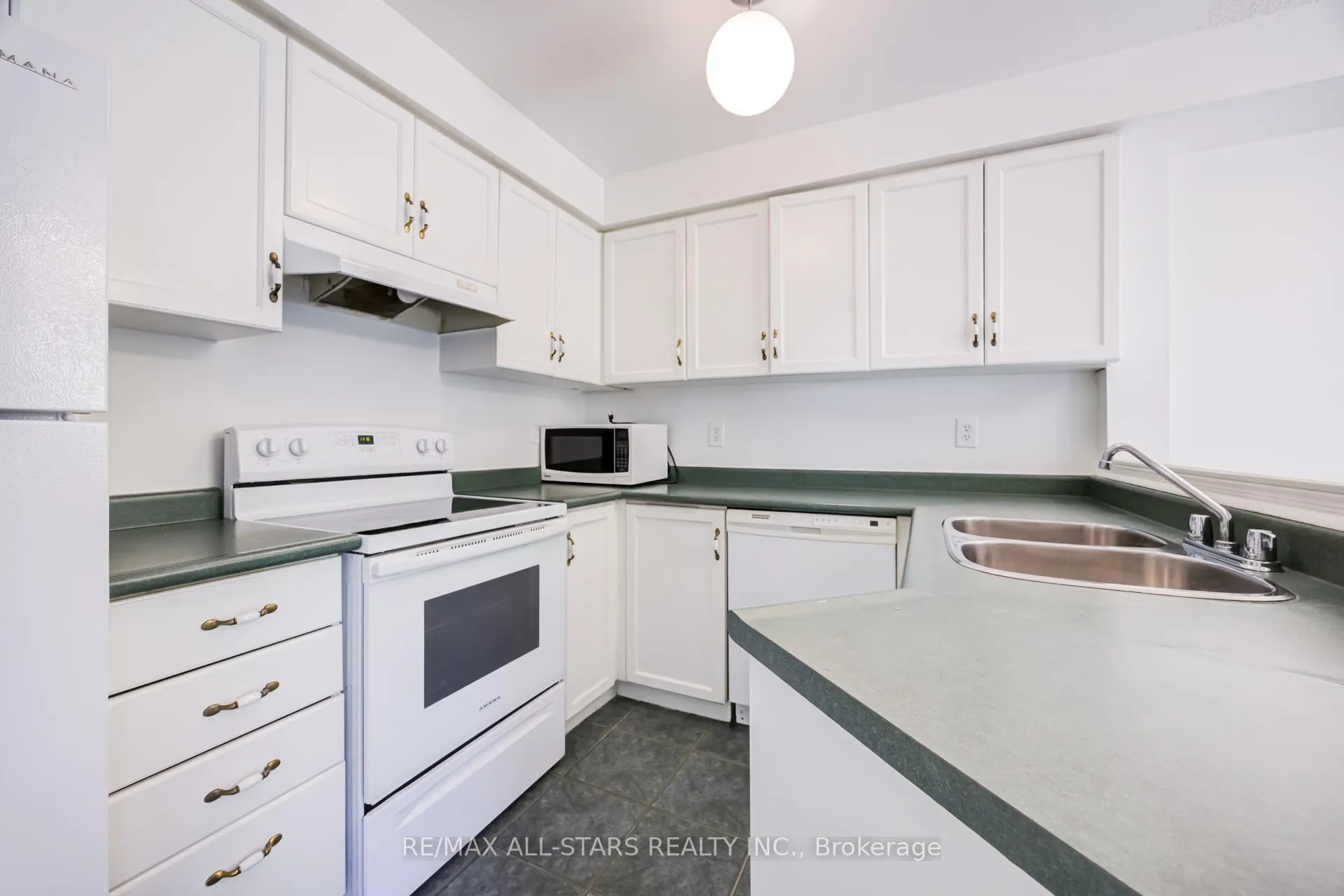Photo 16 of 51 Playfair Road, Whitby, Downtown Whitby — HOMEH