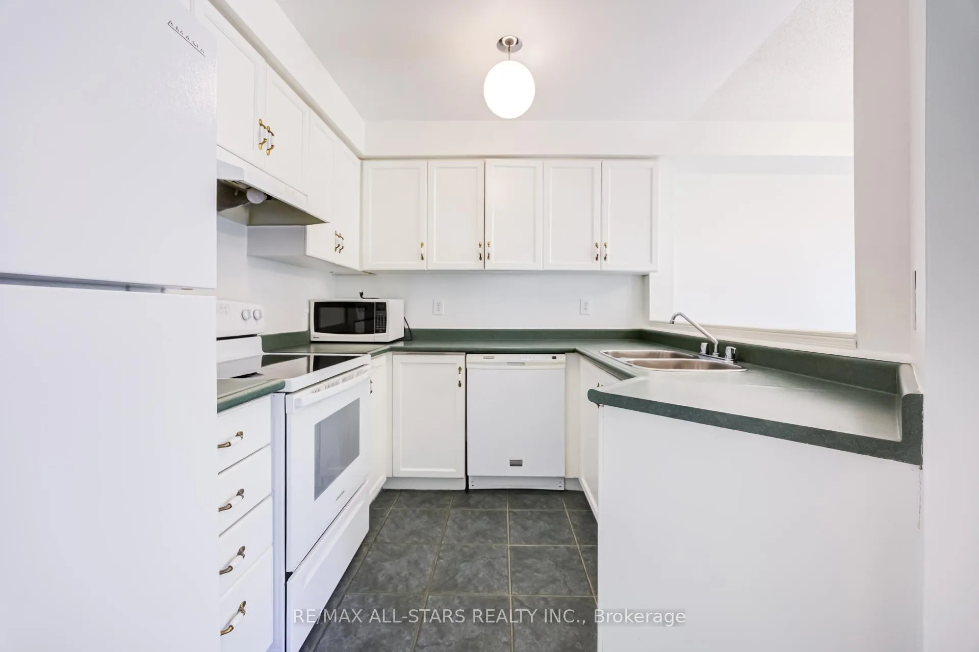 Photo 17 of 51 Playfair Road, Whitby, Downtown Whitby — HOMEH