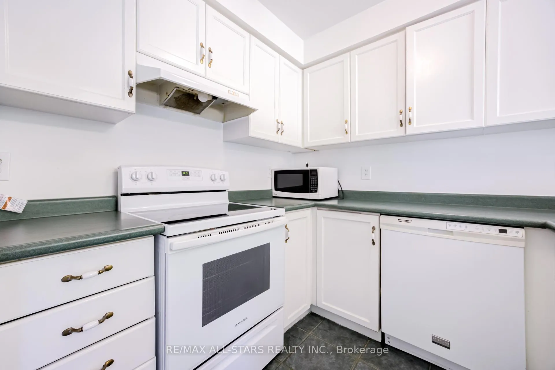 Photo 18 of 51 Playfair Road, Whitby, Downtown Whitby — HOMEH