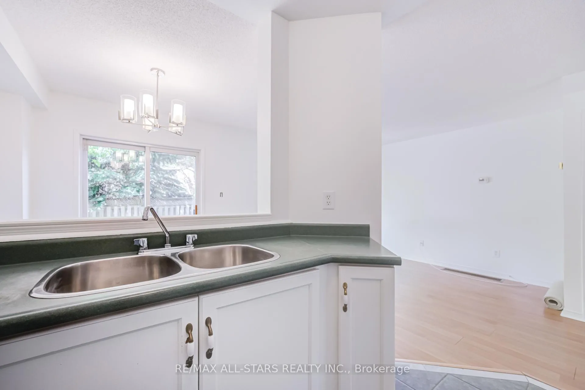 Photo 19 of 51 Playfair Road, Whitby, Downtown Whitby — HOMEH