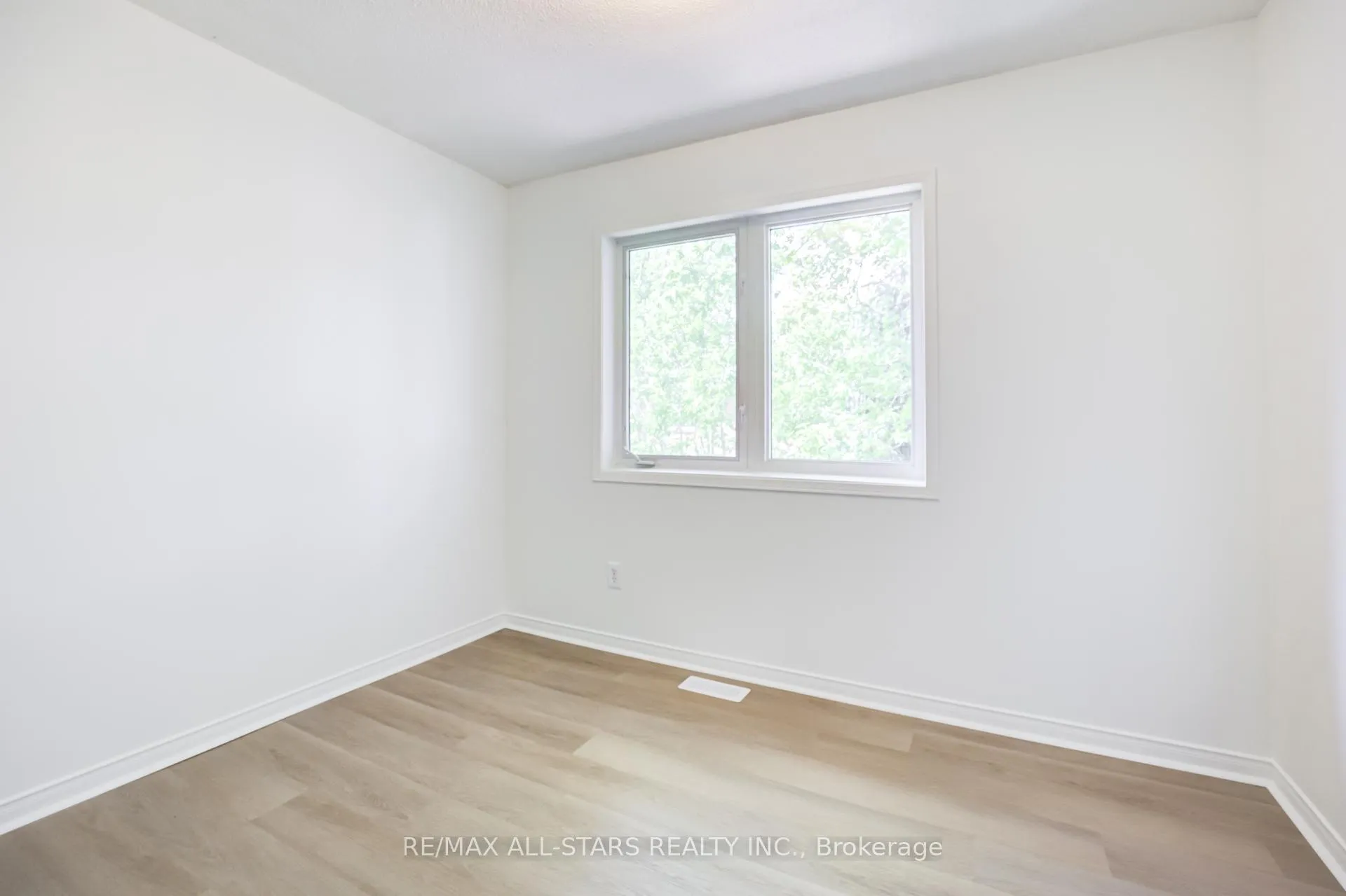 Photo 20 of 51 Playfair Road, Whitby, Downtown Whitby — HOMEH