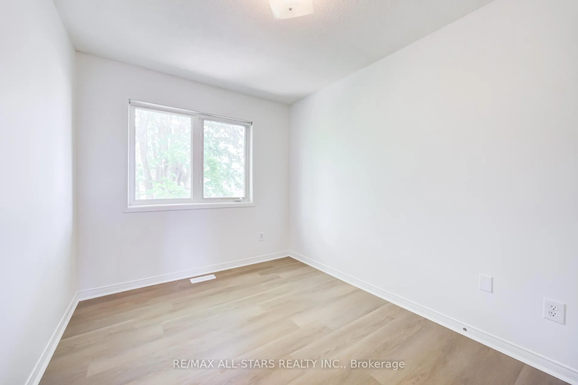 Photo 22 of 51 Playfair Road, Whitby, Downtown Whitby — HOMEH
