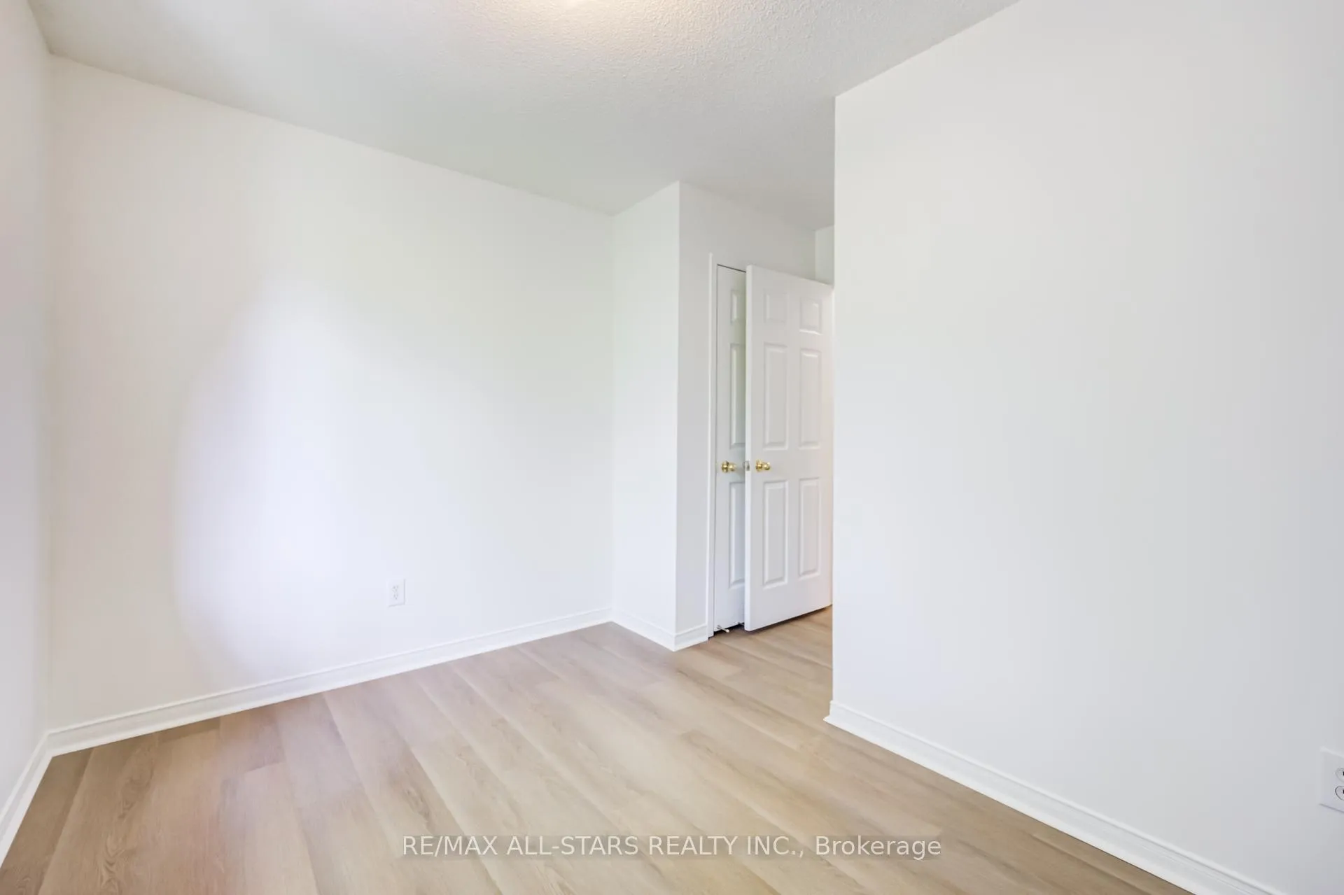 Photo 23 of 51 Playfair Road, Whitby, Downtown Whitby — HOMEH